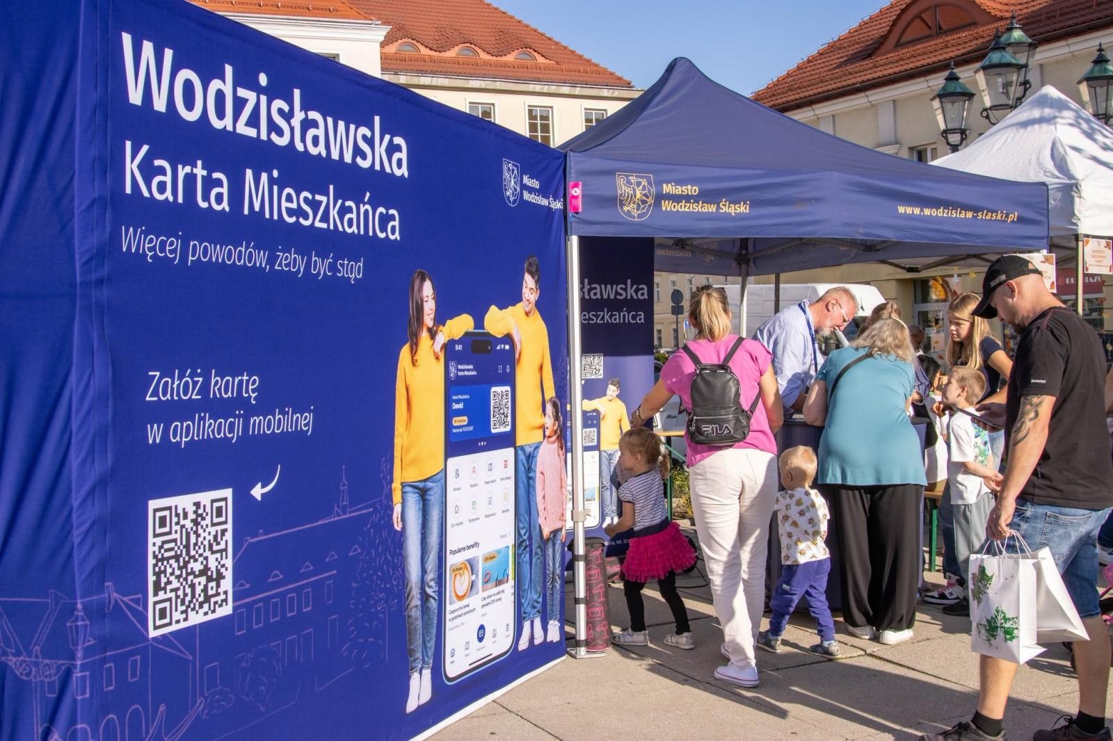 Zdjęcie w galerii na portalu naszwodzislaw.com: Jesień zawitała na wodzisławski Rynek. DzieJesie(ń) Festiwal przyciągnął tłumy [FOTO] wiadomości z regionu