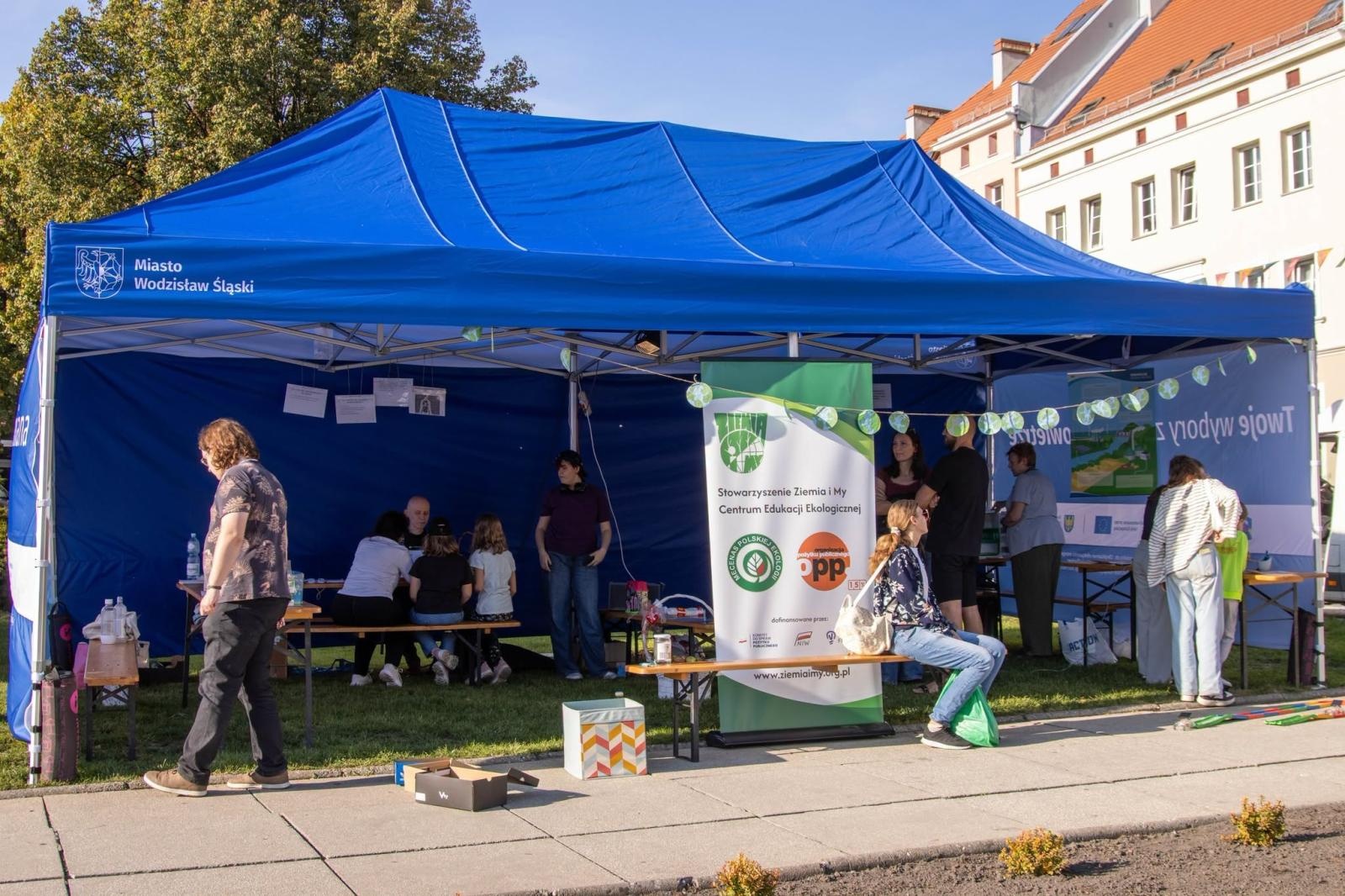 Zdjęcie w galerii na portalu naszwodzislaw.com: Jesień zawitała na wodzisławski Rynek. DzieJesie(ń) Festiwal przyciągnął tłumy [FOTO] wiadomości z regionu