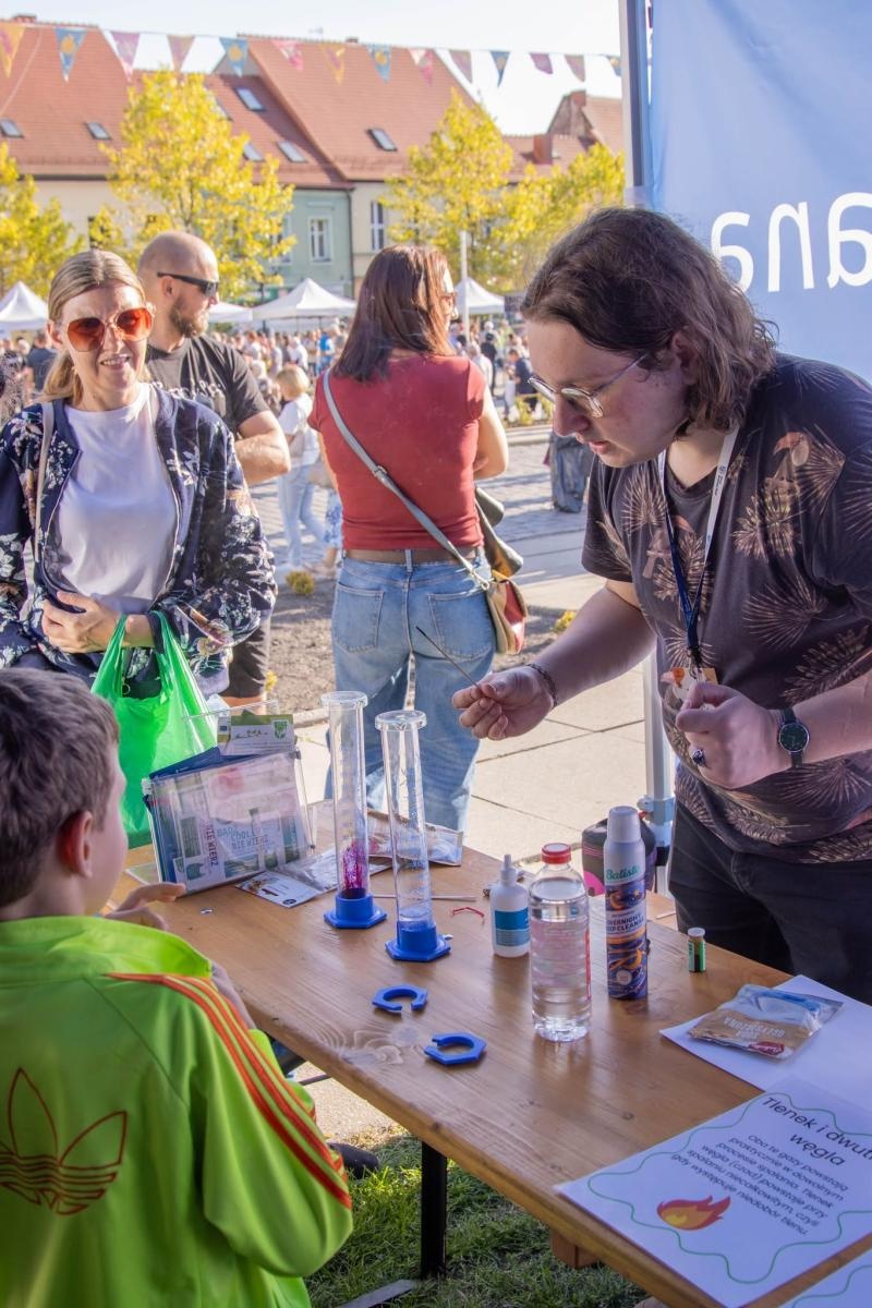 Zdjęcie w galerii na portalu naszwodzislaw.com: Jesień zawitała na wodzisławski Rynek. DzieJesie(ń) Festiwal przyciągnął tłumy [FOTO] wiadomości z regionu