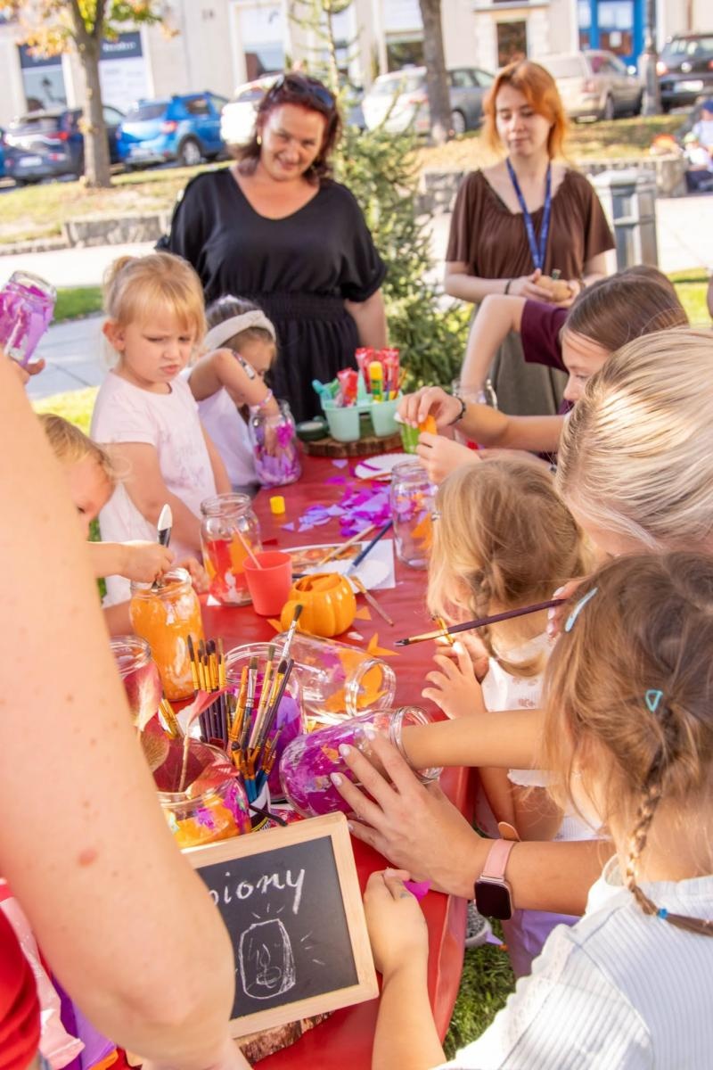 Zdjęcie w galerii na portalu naszwodzislaw.com: Jesień zawitała na wodzisławski Rynek. DzieJesie(ń) Festiwal przyciągnął tłumy [FOTO] wiadomości z regionu