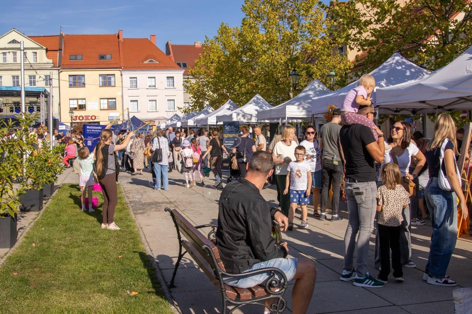 Zdjęcie w galerii na portalu naszwodzislaw.com: Jesień zawitała na wodzisławski Rynek. DzieJesie(ń) Festiwal przyciągnął tłumy [FOTO] wiadomości z regionu