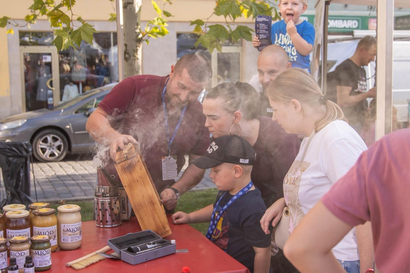 Zdjęcie w galerii na portalu naszwodzislaw.com: Jesień zawitała na wodzisławski Rynek. DzieJesie(ń) Festiwal przyciągnął tłumy [FOTO] wiadomości z regionu