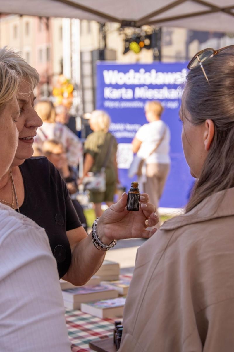 Zdjęcie w galerii na portalu naszwodzislaw.com: Jesień zawitała na wodzisławski Rynek. DzieJesie(ń) Festiwal przyciągnął tłumy [FOTO] wiadomości z regionu