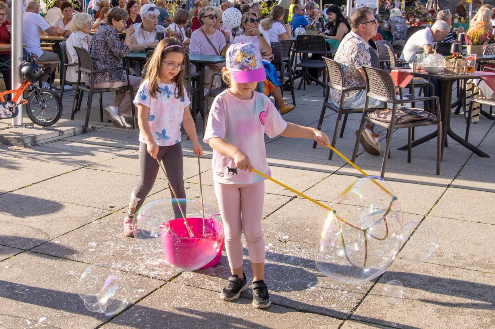 Zdjęcie w galerii na portalu naszwodzislaw.com: Jesień zawitała na wodzisławski Rynek. DzieJesie(ń) Festiwal przyciągnął tłumy [FOTO] wiadomości z regionu