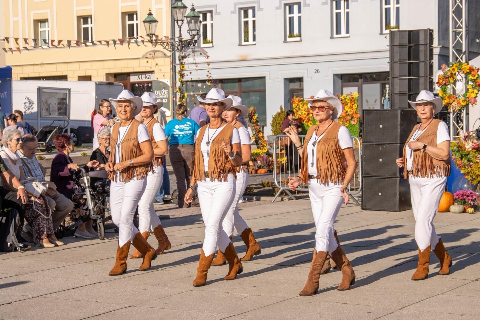 Zdjęcie w galerii na portalu naszwodzislaw.com: Jesień zawitała na wodzisławski Rynek. DzieJesie(ń) Festiwal przyciągnął tłumy [FOTO] wiadomości z regionu