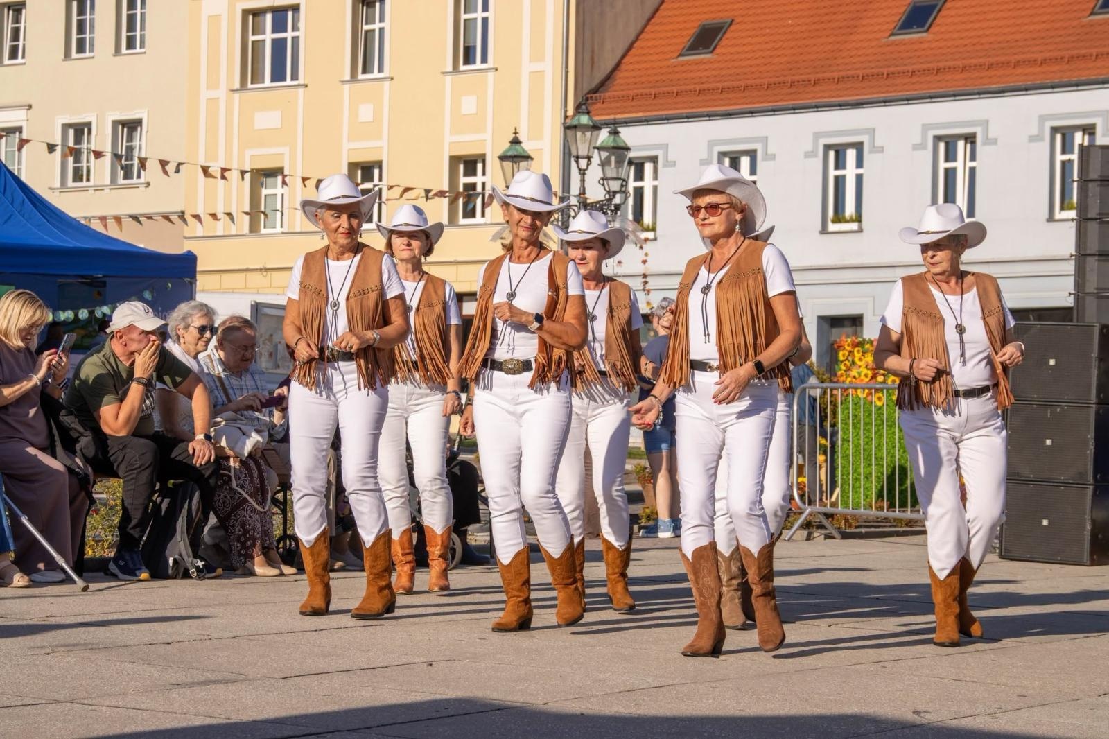 Zdjęcie w galerii na portalu naszwodzislaw.com: Jesień zawitała na wodzisławski Rynek. DzieJesie(ń) Festiwal przyciągnął tłumy [FOTO] wiadomości z regionu