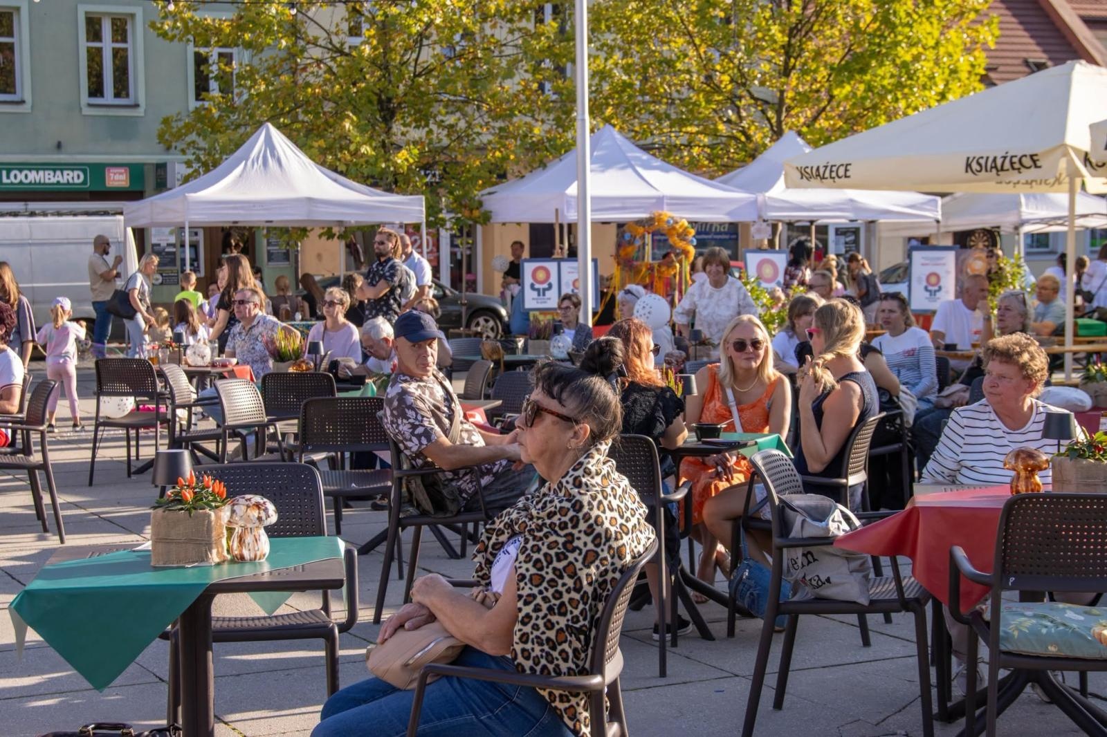 Zdjęcie w galerii na portalu naszwodzislaw.com: Jesień zawitała na wodzisławski Rynek. DzieJesie(ń) Festiwal przyciągnął tłumy [FOTO] wiadomości z regionu