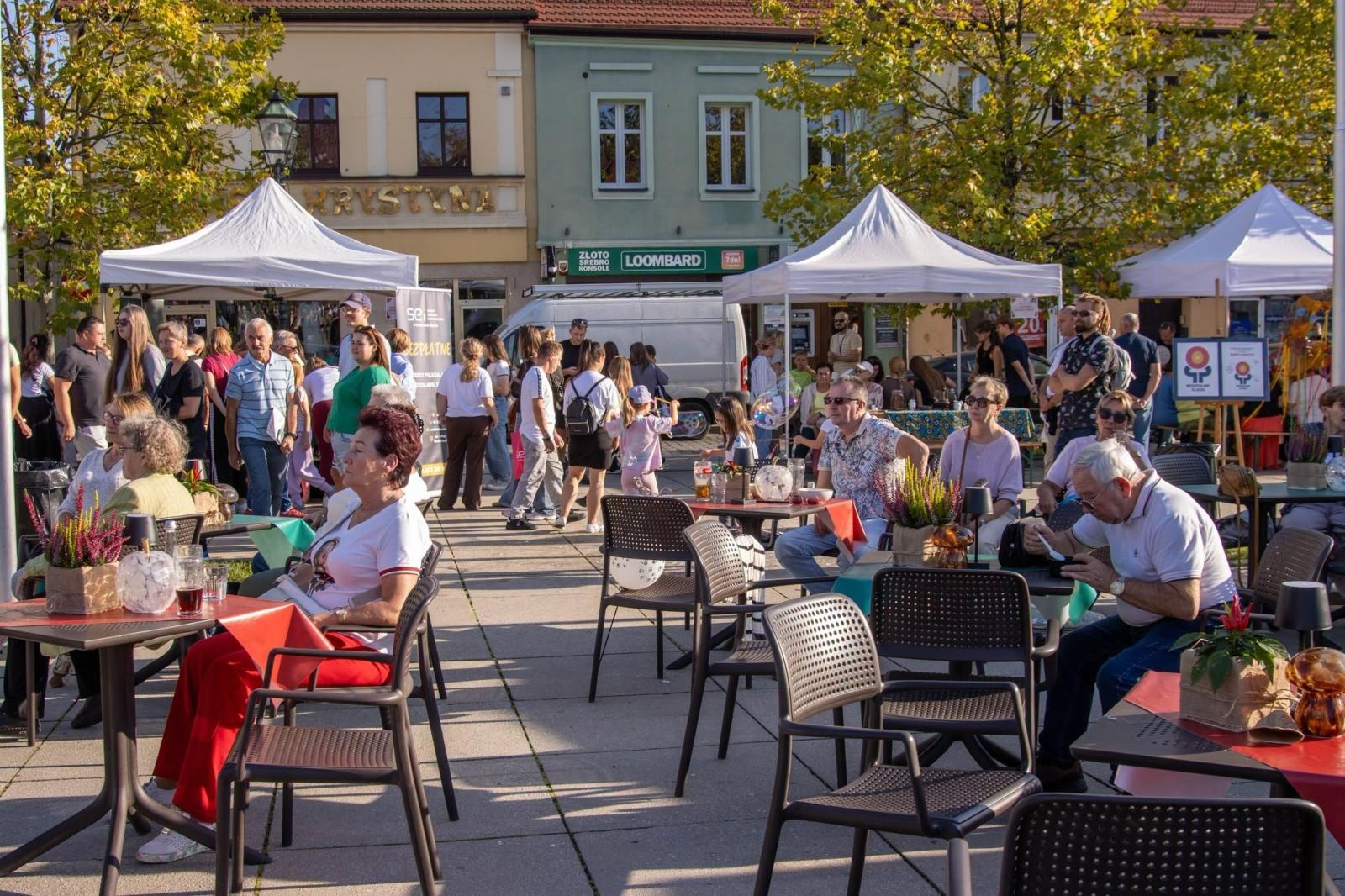 Zdjęcie w galerii na portalu naszwodzislaw.com: Jesień zawitała na wodzisławski Rynek. DzieJesie(ń) Festiwal przyciągnął tłumy [FOTO] wiadomości z regionu