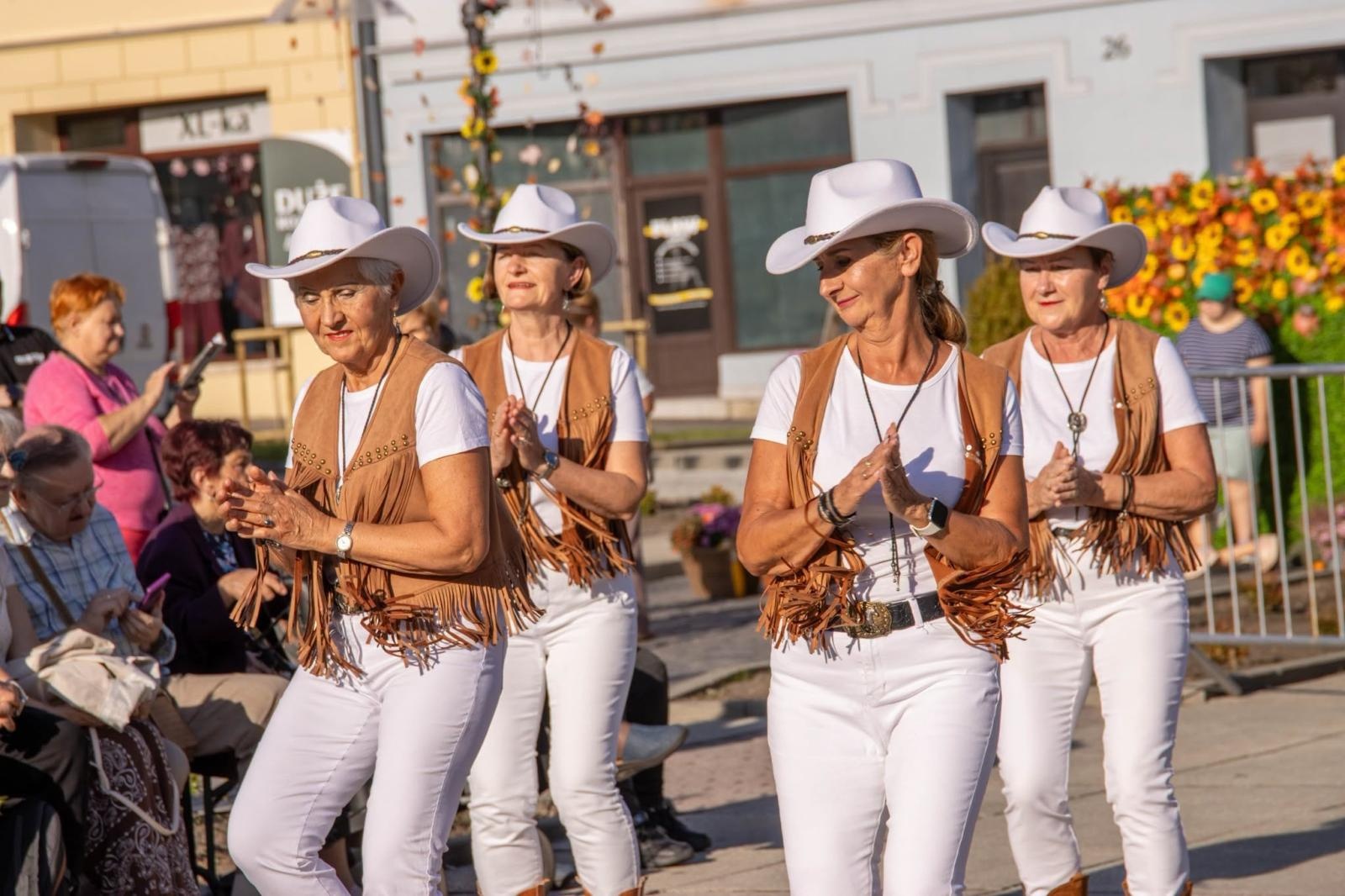 Zdjęcie w galerii na portalu naszwodzislaw.com: Jesień zawitała na wodzisławski Rynek. DzieJesie(ń) Festiwal przyciągnął tłumy [FOTO] wiadomości z regionu