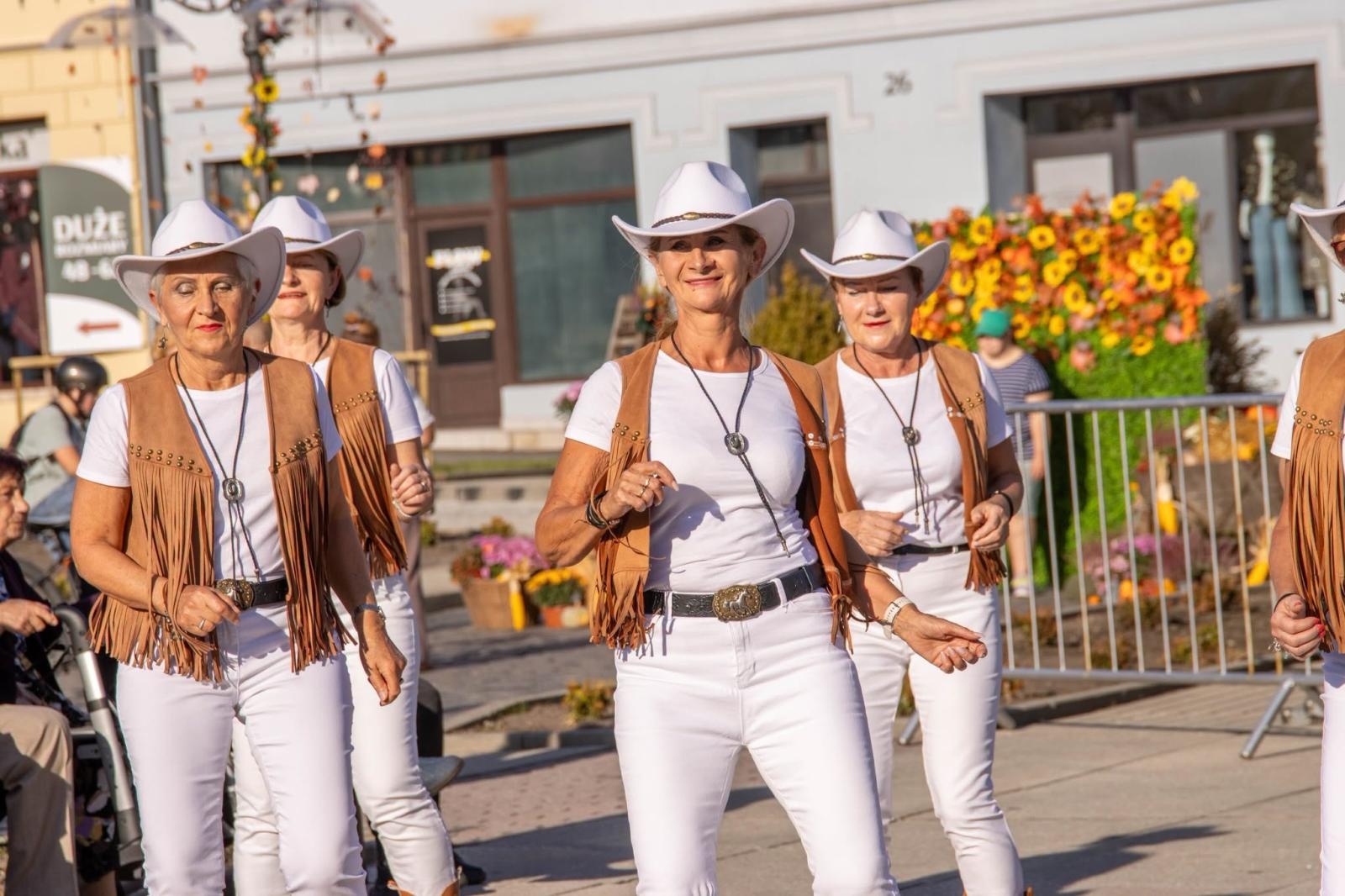 Zdjęcie w galerii na portalu naszwodzislaw.com: Jesień zawitała na wodzisławski Rynek. DzieJesie(ń) Festiwal przyciągnął tłumy [FOTO] wiadomości z regionu