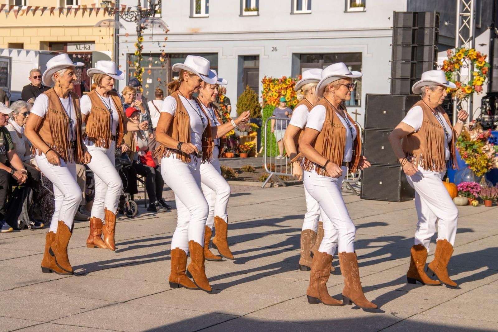 Zdjęcie w galerii na portalu naszwodzislaw.com: Jesień zawitała na wodzisławski Rynek. DzieJesie(ń) Festiwal przyciągnął tłumy [FOTO] wiadomości z regionu