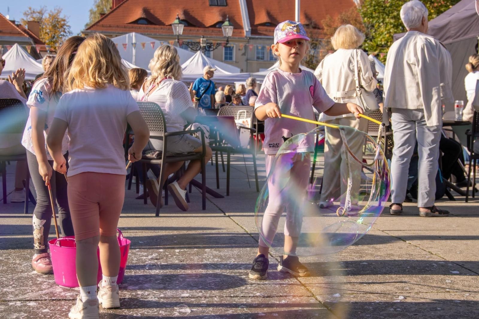 Zdjęcie w galerii na portalu naszwodzislaw.com: Jesień zawitała na wodzisławski Rynek. DzieJesie(ń) Festiwal przyciągnął tłumy [FOTO] wiadomości z regionu