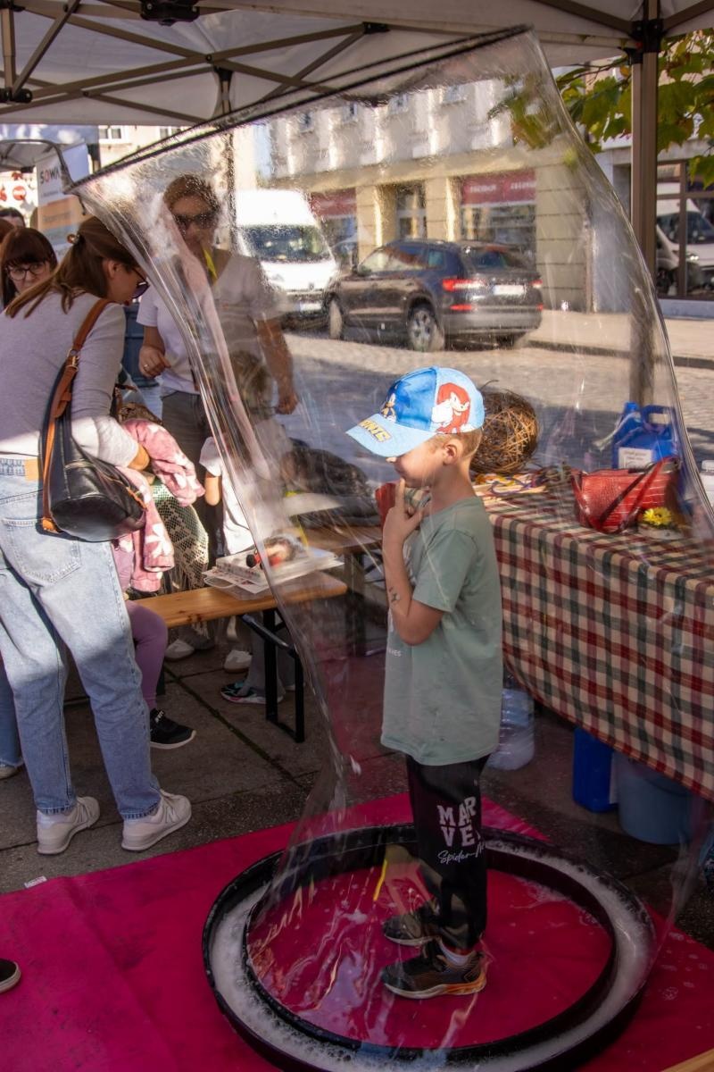Zdjęcie w galerii na portalu naszwodzislaw.com: Jesień zawitała na wodzisławski Rynek. DzieJesie(ń) Festiwal przyciągnął tłumy [FOTO] wiadomości z regionu
