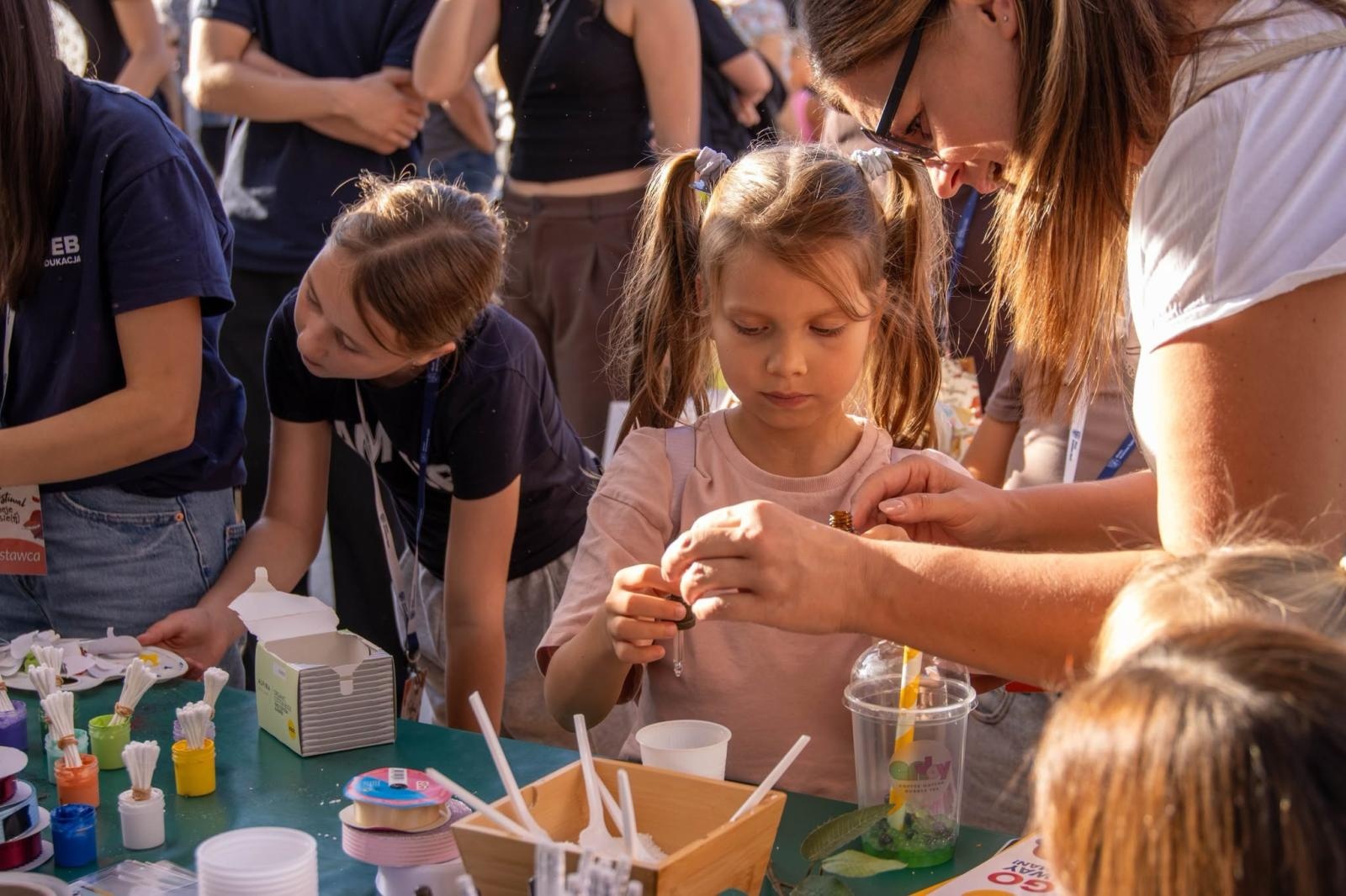 Zdjęcie w galerii na portalu naszwodzislaw.com: Jesień zawitała na wodzisławski Rynek. DzieJesie(ń) Festiwal przyciągnął tłumy [FOTO] wiadomości z regionu