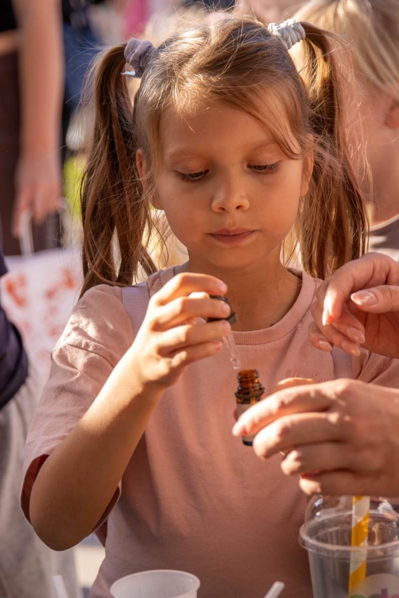Zdjęcie w galerii na portalu naszwodzislaw.com: Jesień zawitała na wodzisławski Rynek. DzieJesie(ń) Festiwal przyciągnął tłumy [FOTO] wiadomości z regionu
