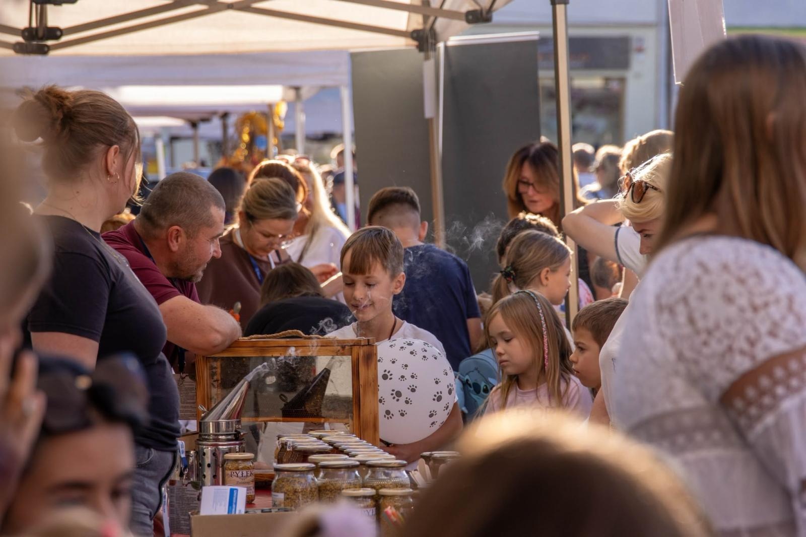 Zdjęcie w galerii na portalu naszwodzislaw.com: Jesień zawitała na wodzisławski Rynek. DzieJesie(ń) Festiwal przyciągnął tłumy [FOTO] wiadomości z regionu