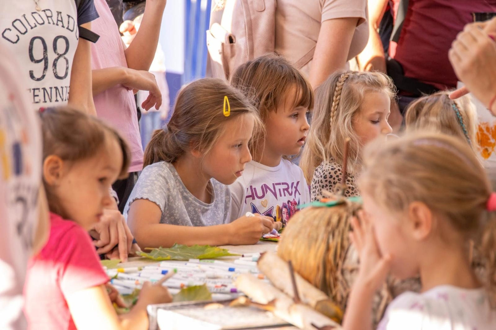 Zdjęcie w galerii na portalu naszwodzislaw.com: Jesień zawitała na wodzisławski Rynek. DzieJesie(ń) Festiwal przyciągnął tłumy [FOTO] wiadomości z regionu
