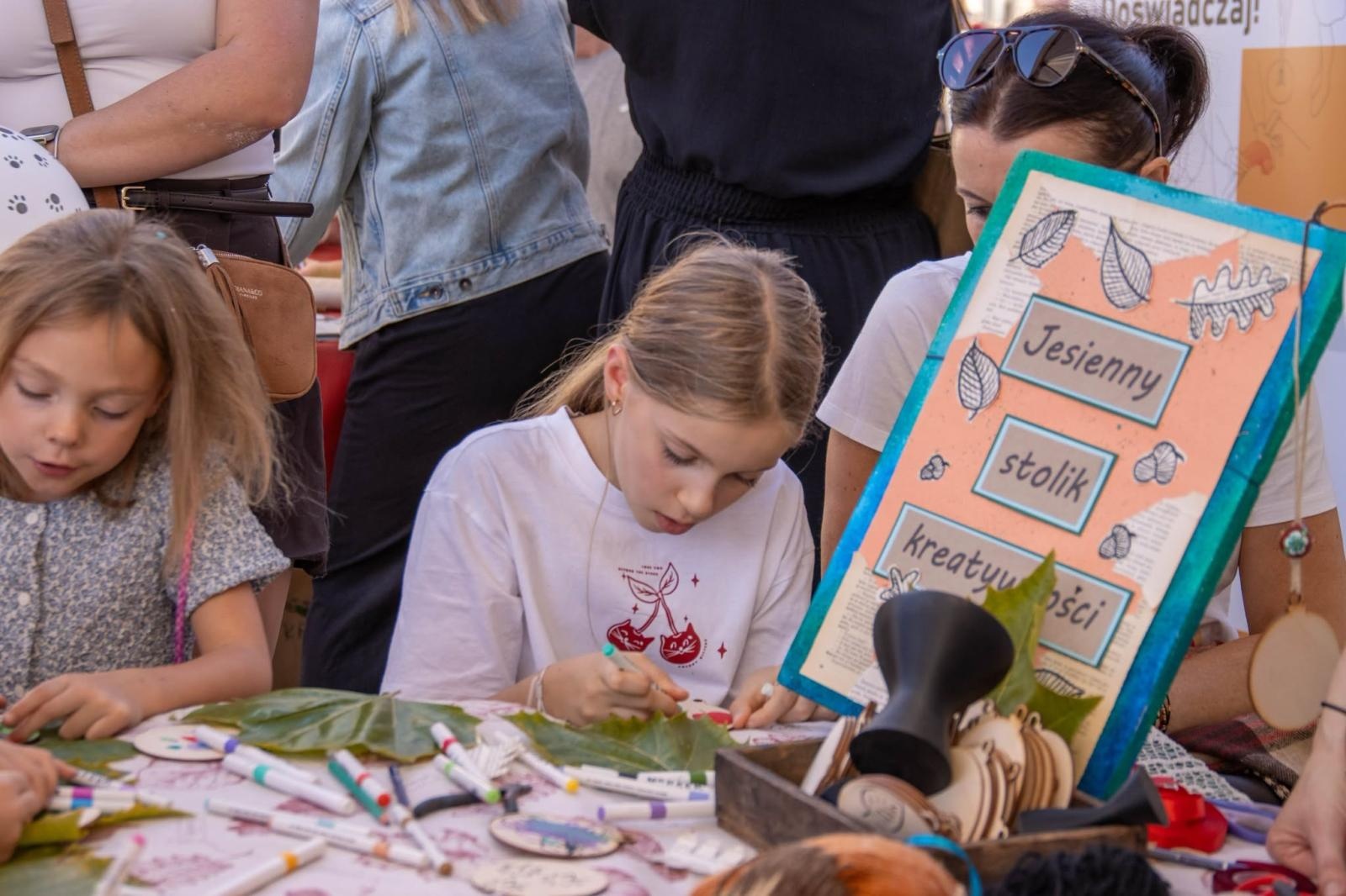 Zdjęcie w galerii na portalu naszwodzislaw.com: Jesień zawitała na wodzisławski Rynek. DzieJesie(ń) Festiwal przyciągnął tłumy [FOTO] wiadomości z regionu