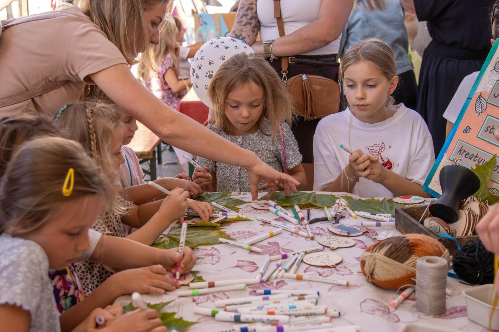 Zdjęcie w galerii na portalu naszwodzislaw.com: Jesień zawitała na wodzisławski Rynek. DzieJesie(ń) Festiwal przyciągnął tłumy [FOTO] wiadomości z regionu