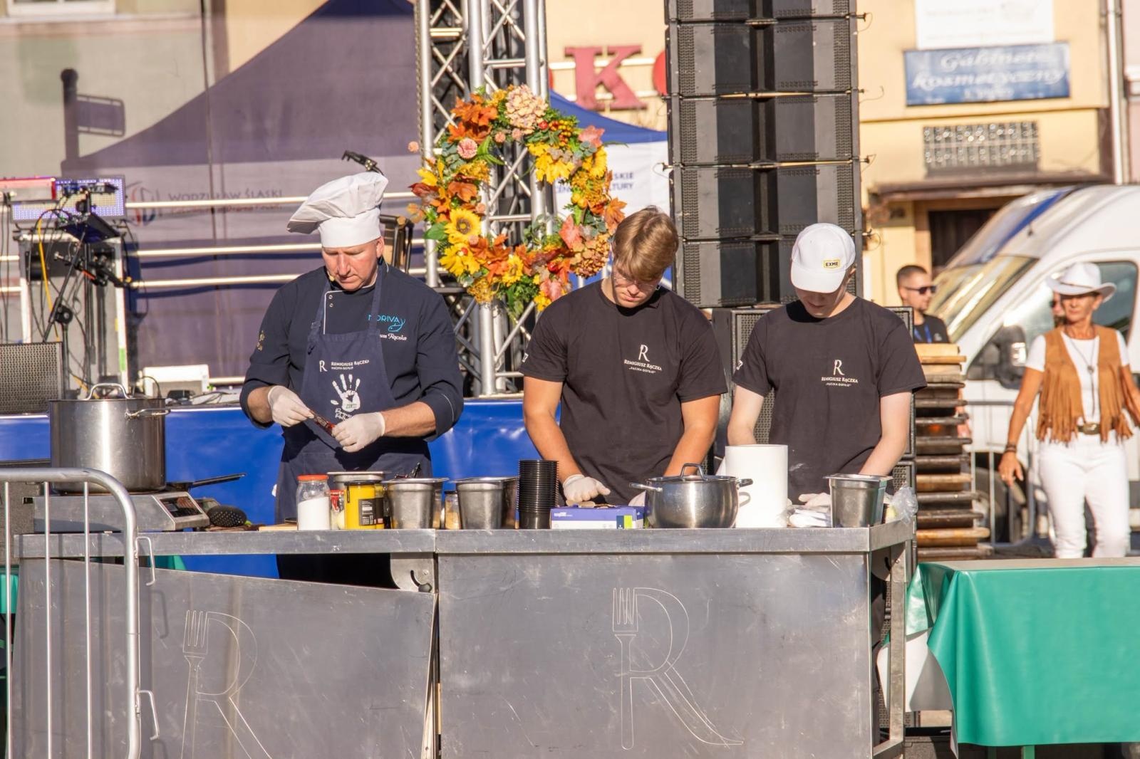 Zdjęcie w galerii na portalu naszwodzislaw.com: Jesień zawitała na wodzisławski Rynek. DzieJesie(ń) Festiwal przyciągnął tłumy [FOTO] wiadomości z regionu