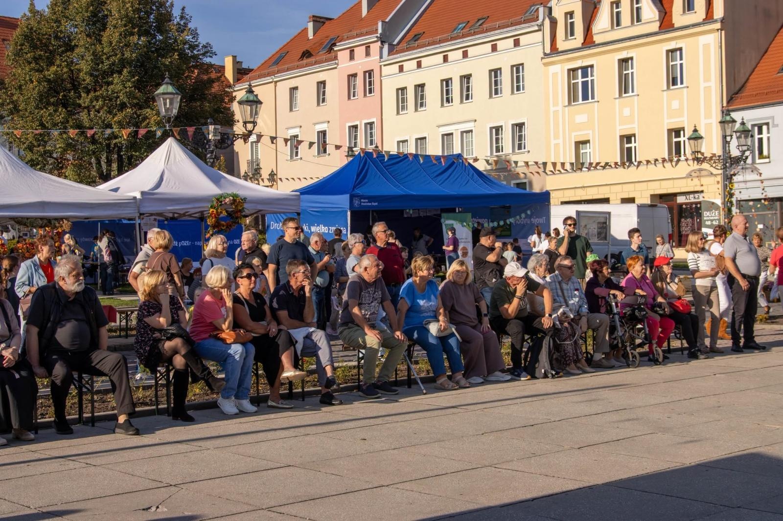 Zdjęcie w galerii na portalu naszwodzislaw.com: Jesień zawitała na wodzisławski Rynek. DzieJesie(ń) Festiwal przyciągnął tłumy [FOTO] wiadomości z regionu