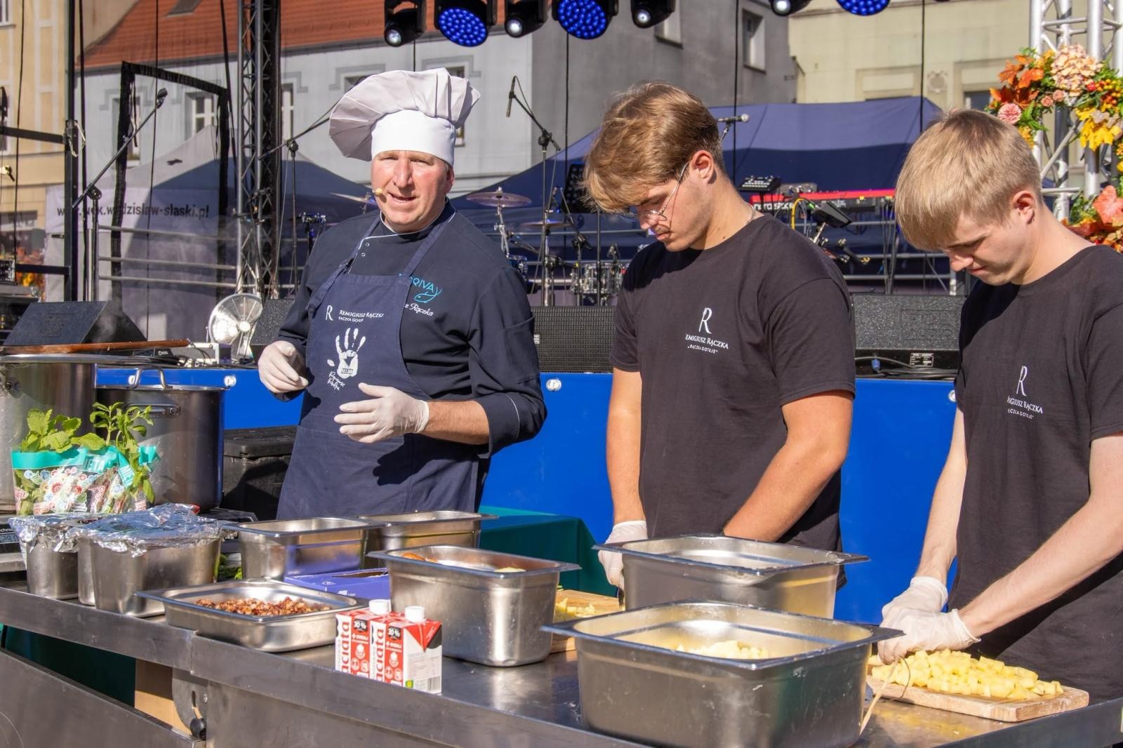 Zdjęcie w galerii na portalu naszwodzislaw.com: Jesień zawitała na wodzisławski Rynek. DzieJesie(ń) Festiwal przyciągnął tłumy [FOTO] wiadomości z regionu