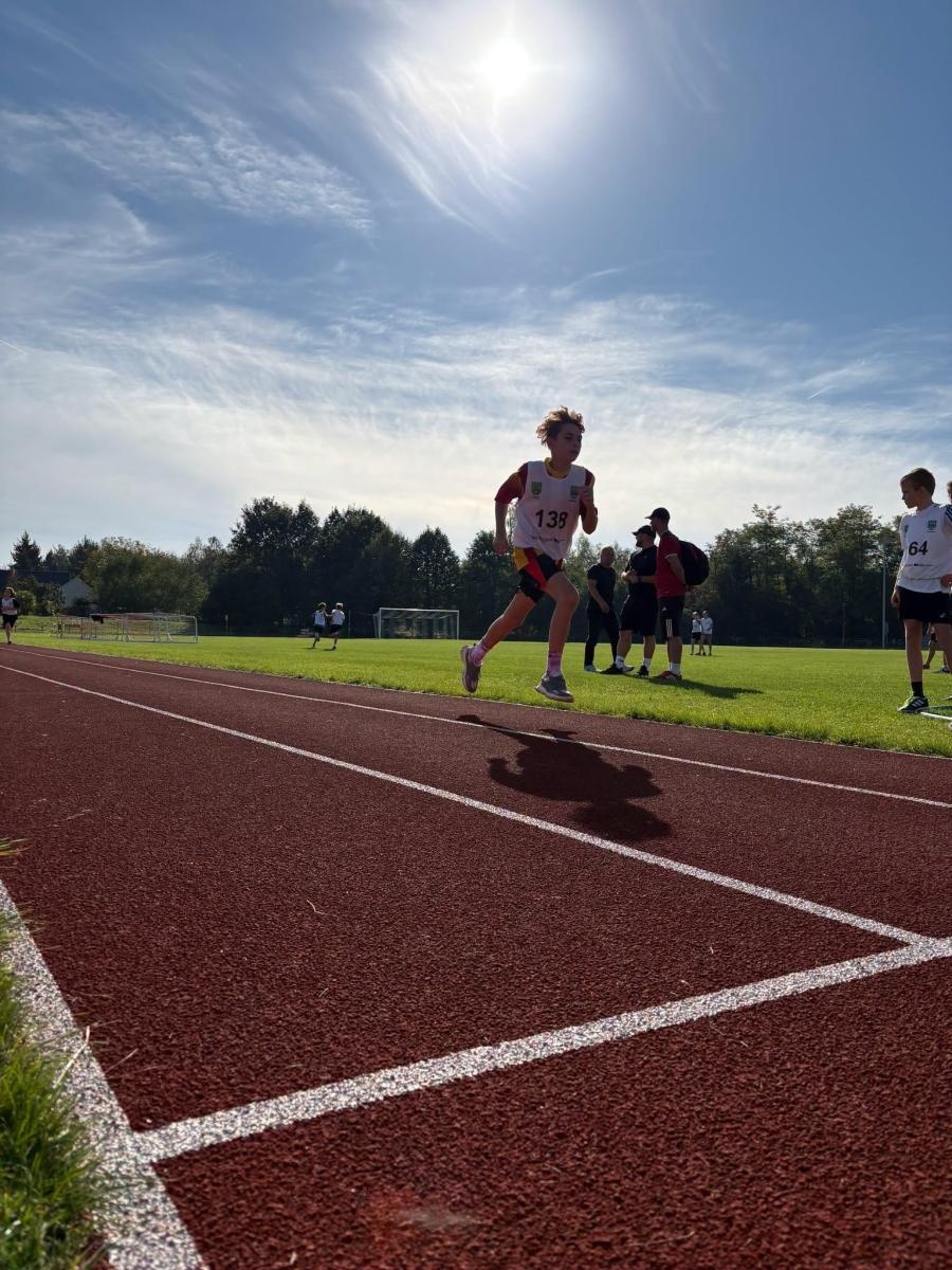 Zdjęcie w galerii na portalu naszwodzislaw.com: Sportowe emocje w gminie Godów. Młodzi lekkoatleci rywalizowali o mistrzowskie tytuły wiadomości z regionu