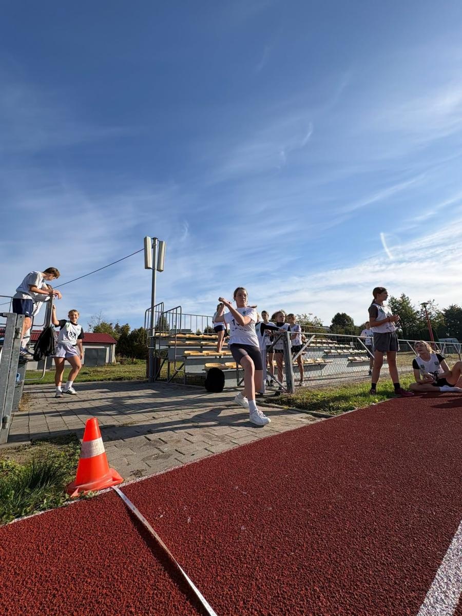 Zdjęcie w galerii na portalu naszwodzislaw.com: Sportowe emocje w gminie Godów. Młodzi lekkoatleci rywalizowali o mistrzowskie tytuły wiadomości z regionu