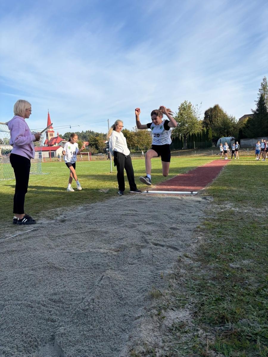 Zdjęcie w galerii na portalu naszwodzislaw.com: Sportowe emocje w gminie Godów. Młodzi lekkoatleci rywalizowali o mistrzowskie tytuły wiadomości z regionu