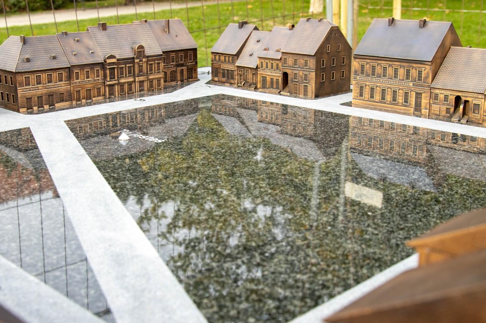 Zdjęcie w galerii na portalu naszwodzislaw.com: Tak wyglądał Wodzisław ponad 100 lat temu. Historyczna makieta stanęła na Rynku wiadomości z regionu