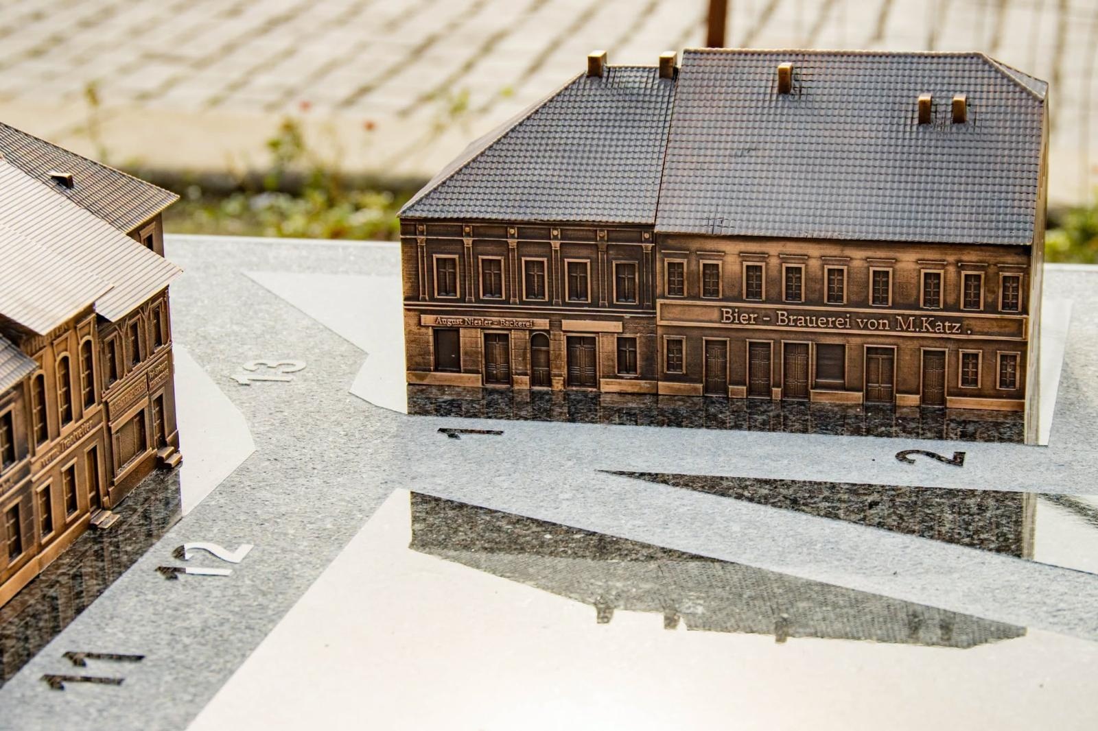 Zdjęcie w galerii na portalu naszwodzislaw.com: Tak wyglądał Wodzisław ponad 100 lat temu. Historyczna makieta stanęła na Rynku wiadomości z regionu