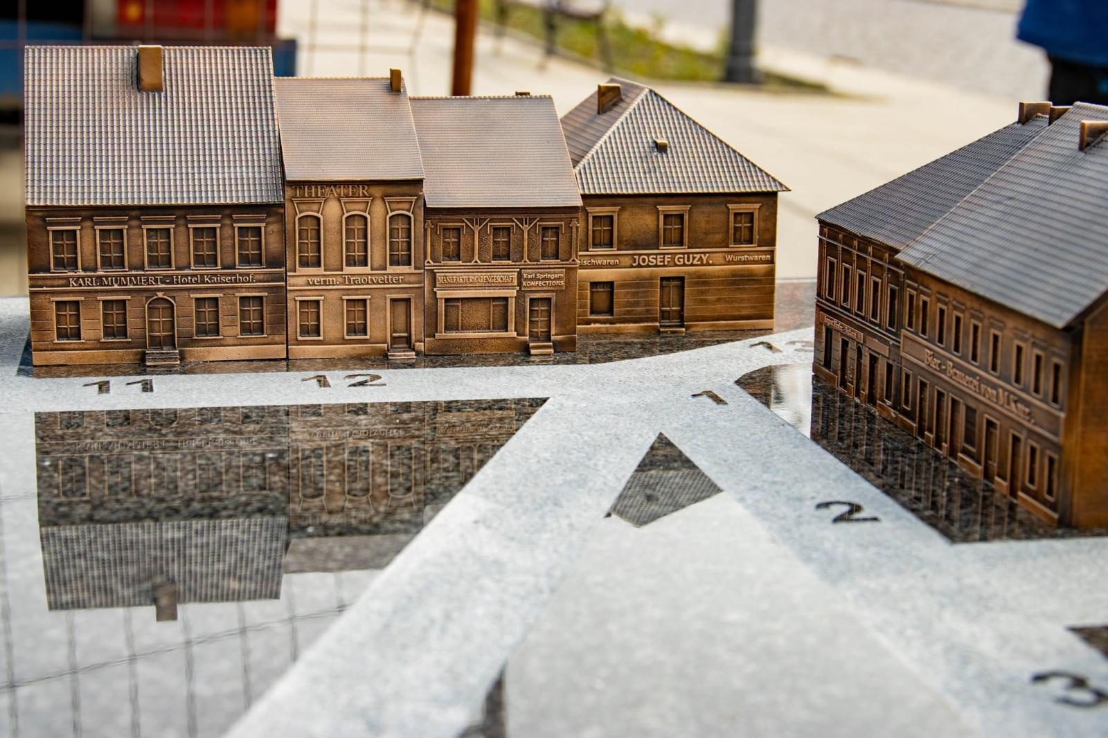 Zdjęcie w galerii na portalu naszwodzislaw.com: Tak wyglądał Wodzisław ponad 100 lat temu. Historyczna makieta stanęła na Rynku wiadomości z regionu