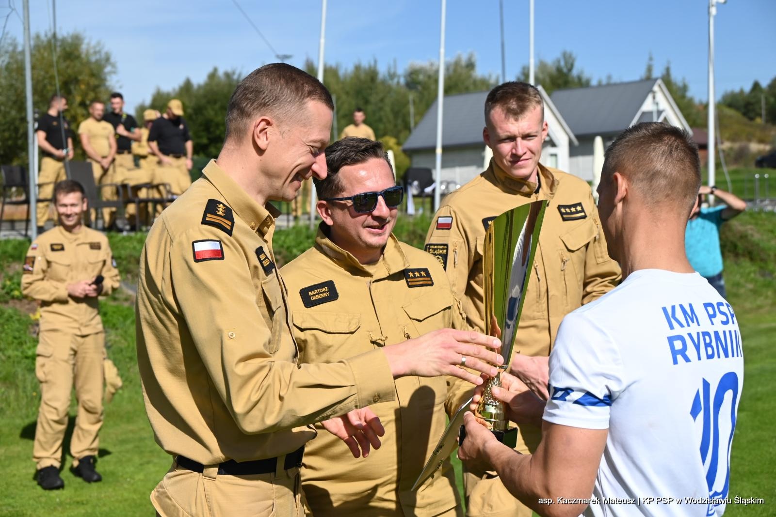 Zdjęcie w galerii na portalu naszwodzislaw.com: Cztery komendy, jeden puchar. Strażacy rywalizowali w Gosław Sport Center wiadomości z regionu