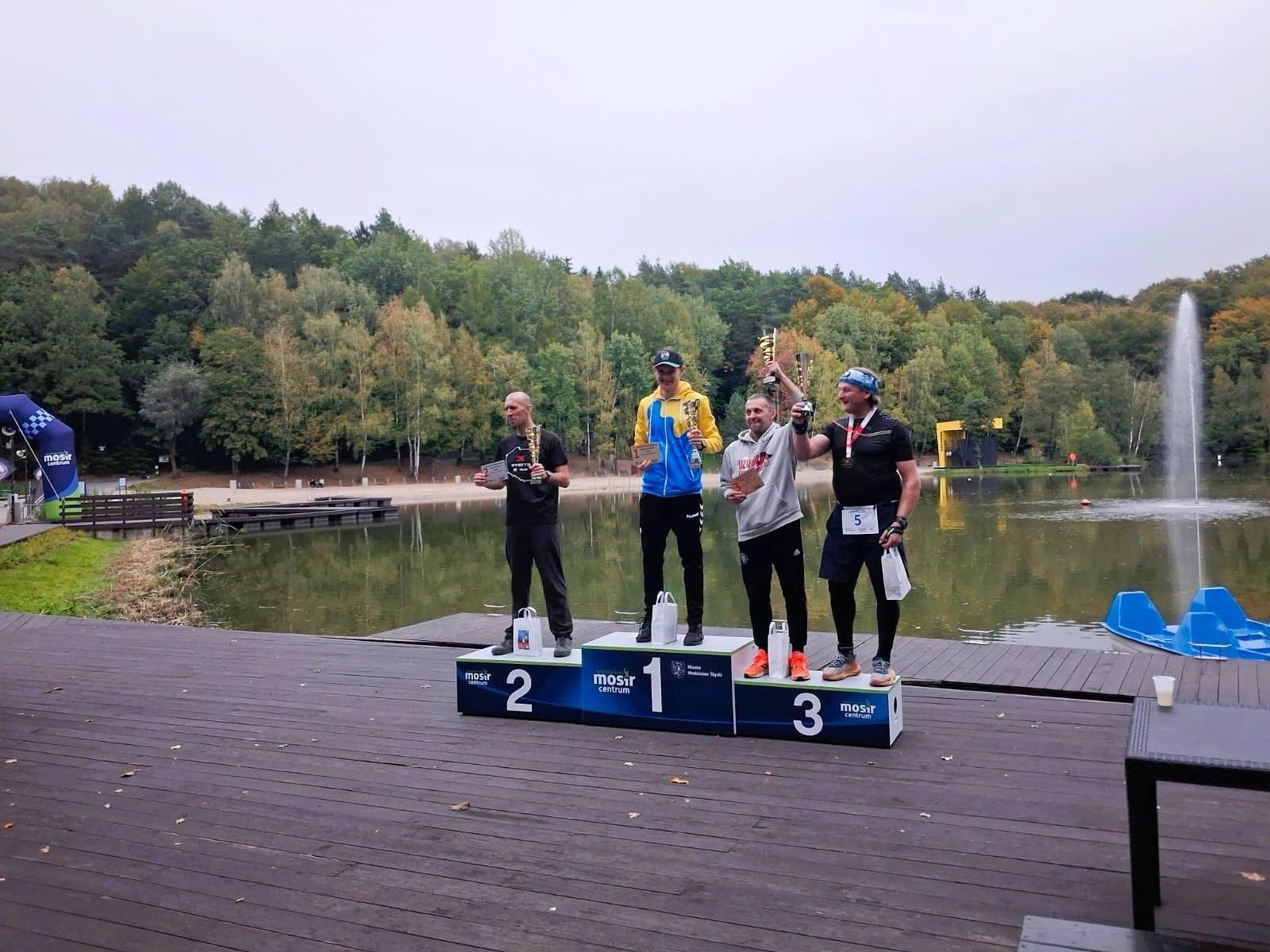 Zdjęcie w galerii na portalu naszwodzislaw.com: 50 kilometrów w 5:44:44! Daniel Romanowski ustanowił rekord świata na Balatonie [FOTO] wiadomości z regionu