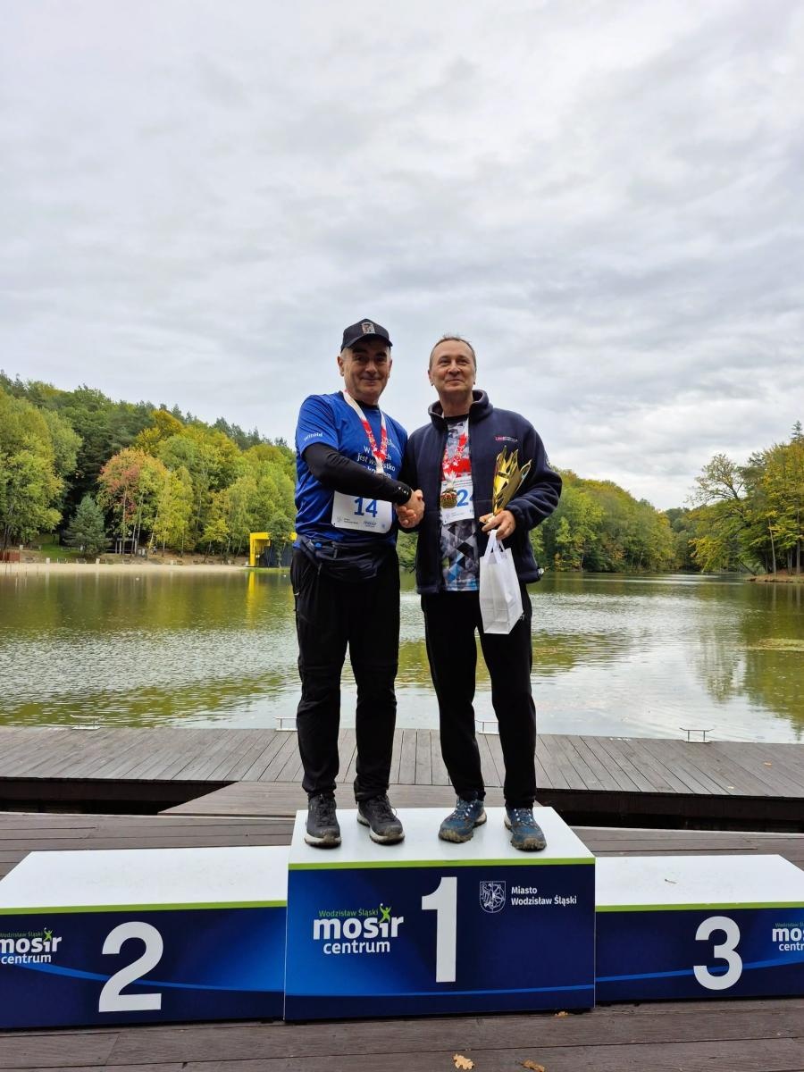 Zdjęcie w galerii na portalu naszwodzislaw.com: 50 kilometrów w 5:44:44! Daniel Romanowski ustanowił rekord świata na Balatonie [FOTO] wiadomości z regionu