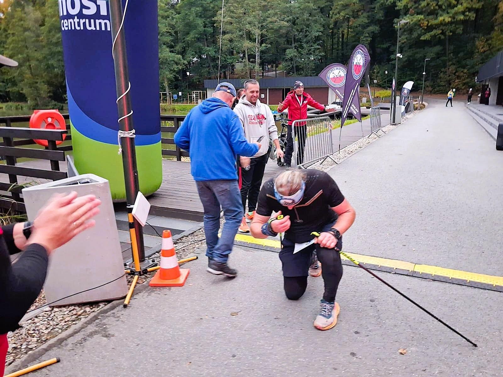 Zdjęcie w galerii na portalu naszwodzislaw.com: 50 kilometrów w 5:44:44! Daniel Romanowski ustanowił rekord świata na Balatonie [FOTO] wiadomości z regionu