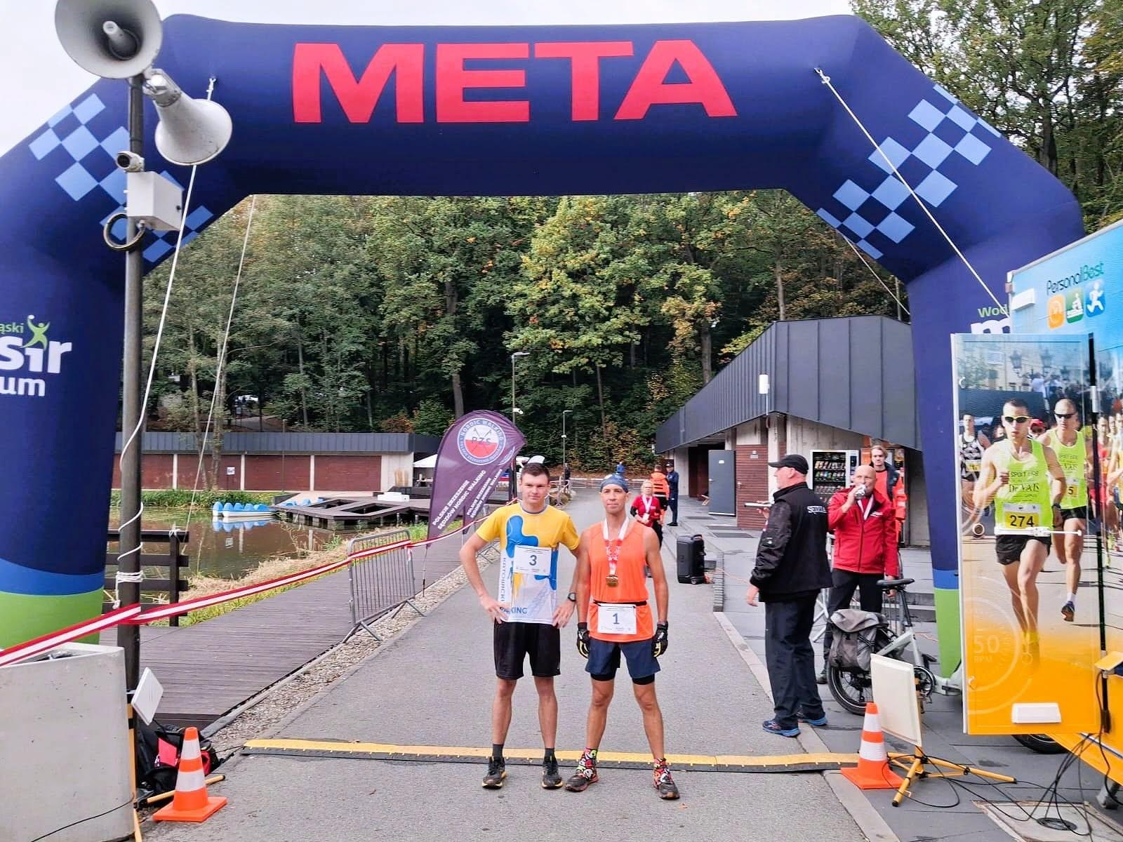 Zdjęcie w galerii na portalu naszwodzislaw.com: 50 kilometrów w 5:44:44! Daniel Romanowski ustanowił rekord świata na Balatonie [FOTO] wiadomości z regionu