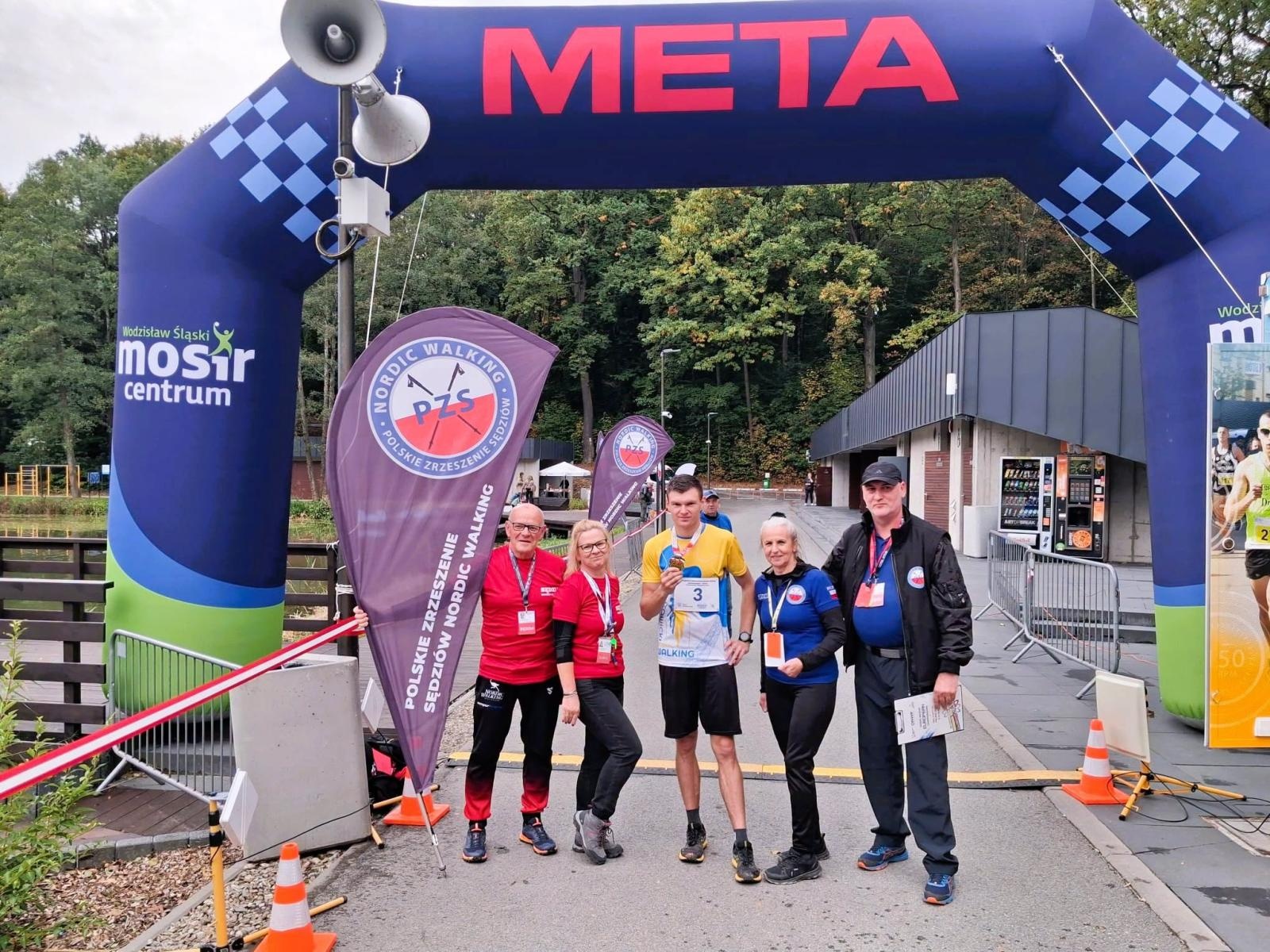 Zdjęcie w galerii na portalu naszwodzislaw.com: 50 kilometrów w 5:44:44! Daniel Romanowski ustanowił rekord świata na Balatonie [FOTO] wiadomości z regionu