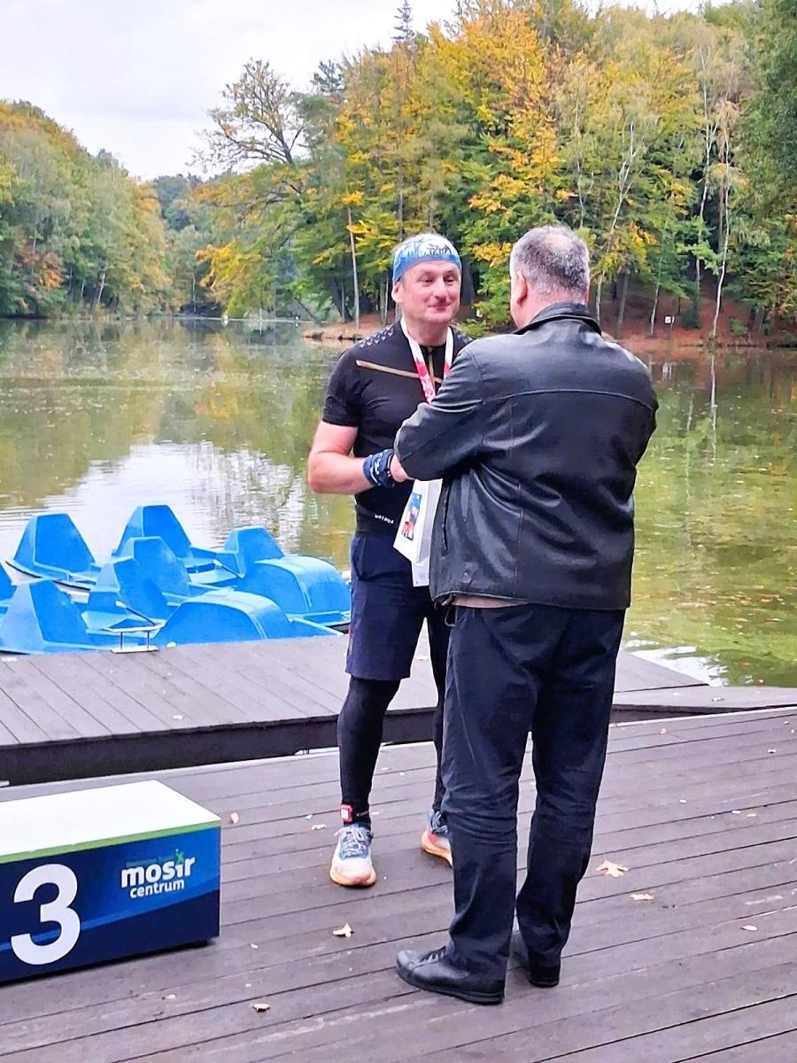Zdjęcie w galerii na portalu naszwodzislaw.com: 50 kilometrów w 5:44:44! Daniel Romanowski ustanowił rekord świata na Balatonie [FOTO] wiadomości z regionu