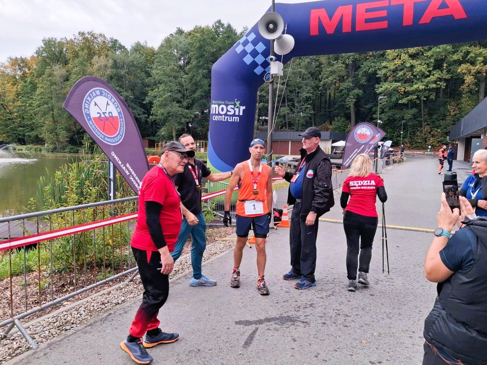 Zdjęcie w galerii na portalu naszwodzislaw.com: 50 kilometrów w 5:44:44! Daniel Romanowski ustanowił rekord świata na Balatonie [FOTO] wiadomości z regionu