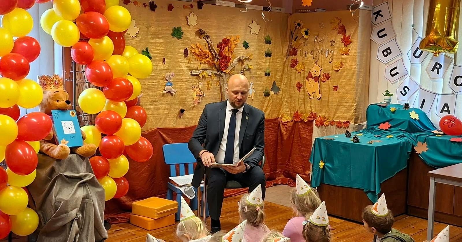 Zdjęcie w galerii na portalu naszwodzislaw.com: Kubuś Puchatek ma już 100 lat! Wyjątkowe spotkanie z najmłodszymi w radlińskiej bibliotece wiadomości z regionu