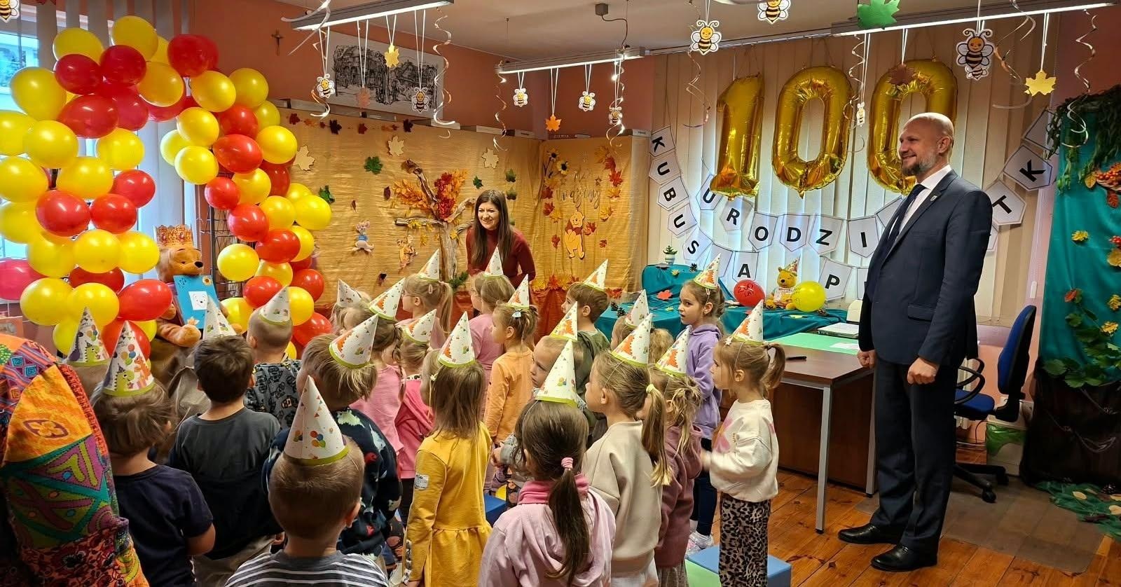 Zdjęcie w galerii na portalu naszwodzislaw.com: Kubuś Puchatek ma już 100 lat! Wyjątkowe spotkanie z najmłodszymi w radlińskiej bibliotece wiadomości z regionu