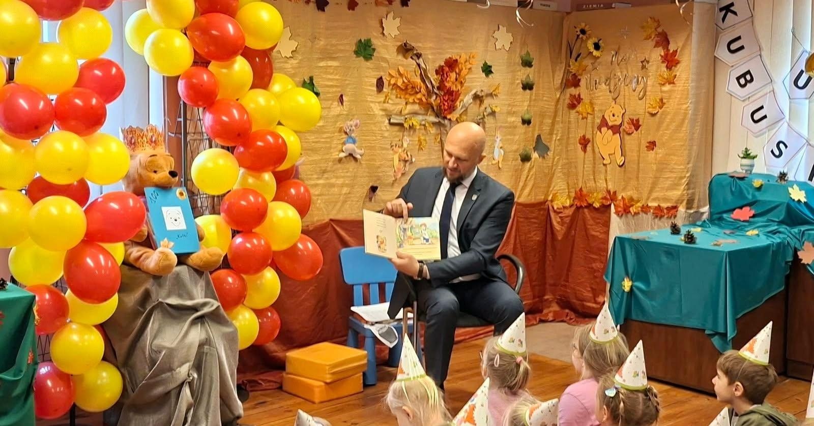 Zdjęcie w galerii na portalu naszwodzislaw.com: Kubuś Puchatek ma już 100 lat! Wyjątkowe spotkanie z najmłodszymi w radlińskiej bibliotece wiadomości z regionu