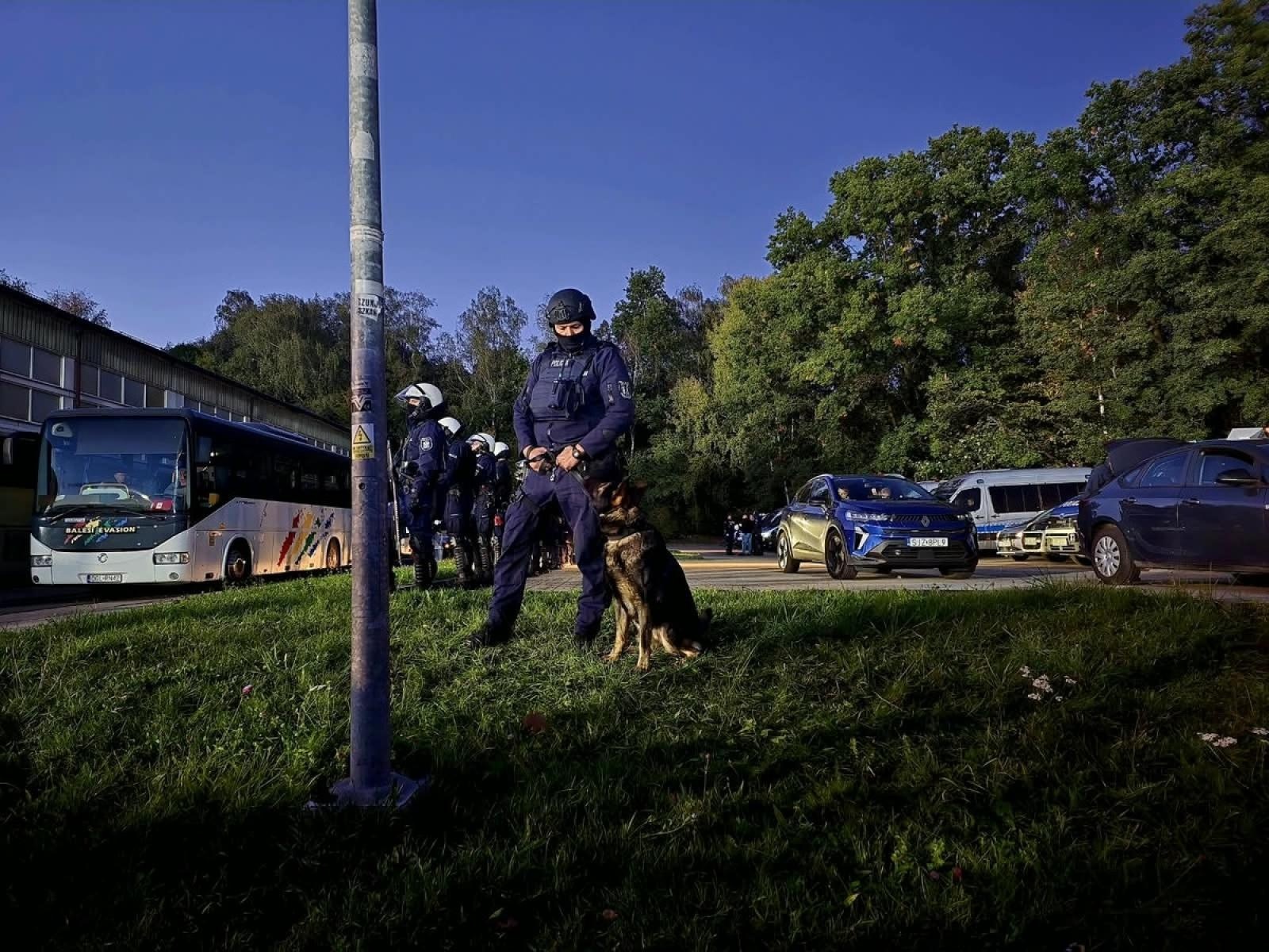 Zdjęcie w galerii na portalu naszwodzislaw.com: Sześć osób zatrzymanych po derbach Odry z GKS-em. Radny Alan Szatyło skarży działania policji wiadomości z regionu