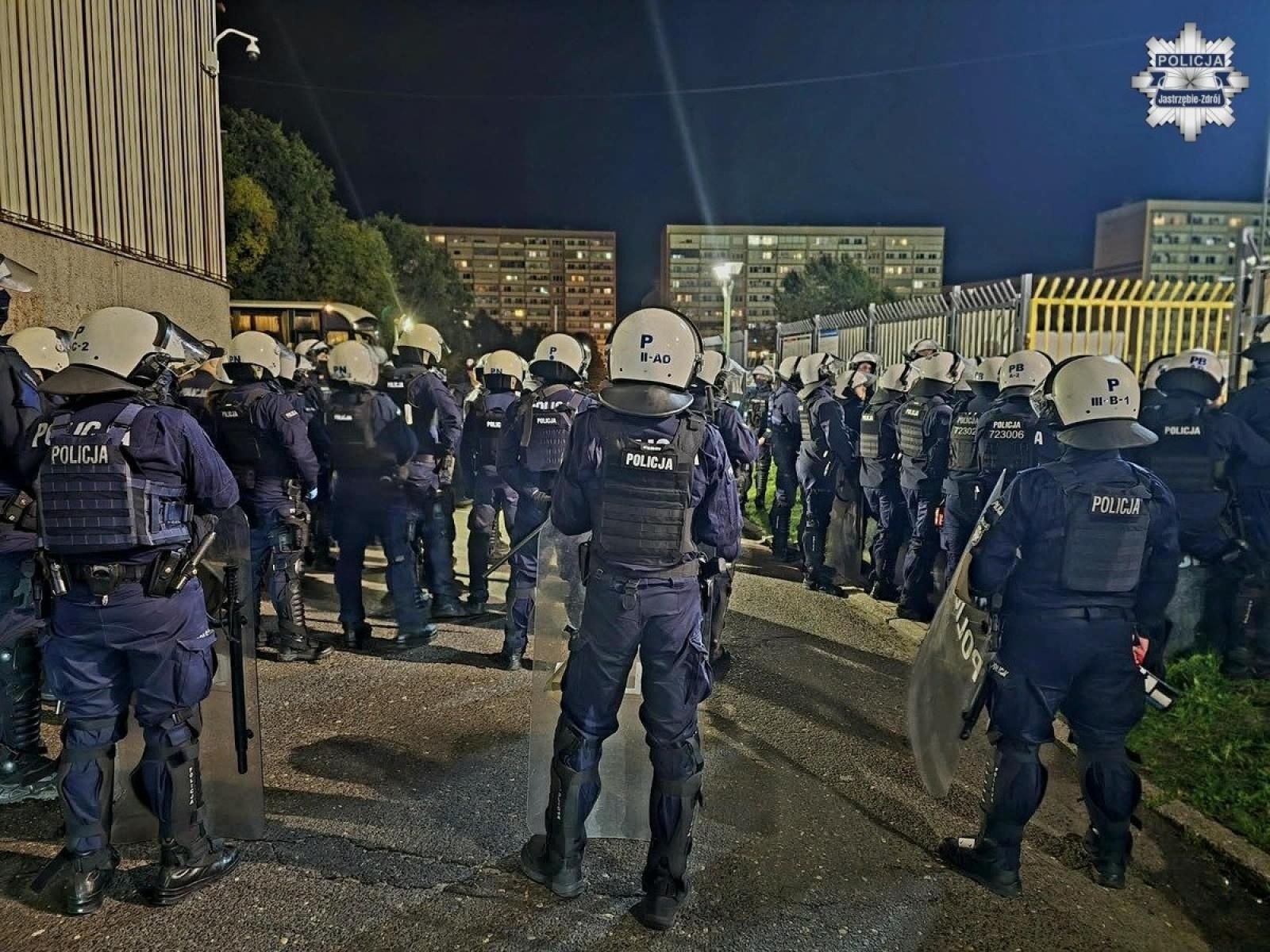 Zdjęcie w galerii na portalu naszwodzislaw.com: Sześć osób zatrzymanych po derbach Odry z GKS-em. Radny Alan Szatyło skarży działania policji wiadomości z regionu