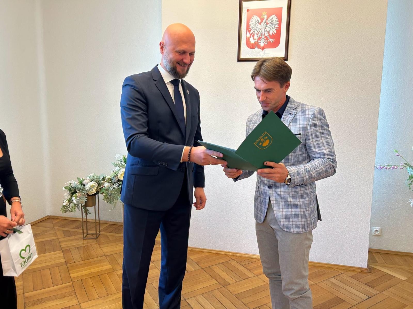 Zdjęcie w galerii na portalu naszwodzislaw.com: Radlin nagrodził nauczycieli. Dziesięć osób otrzymało Nagrody Burmistrza wiadomości z regionu