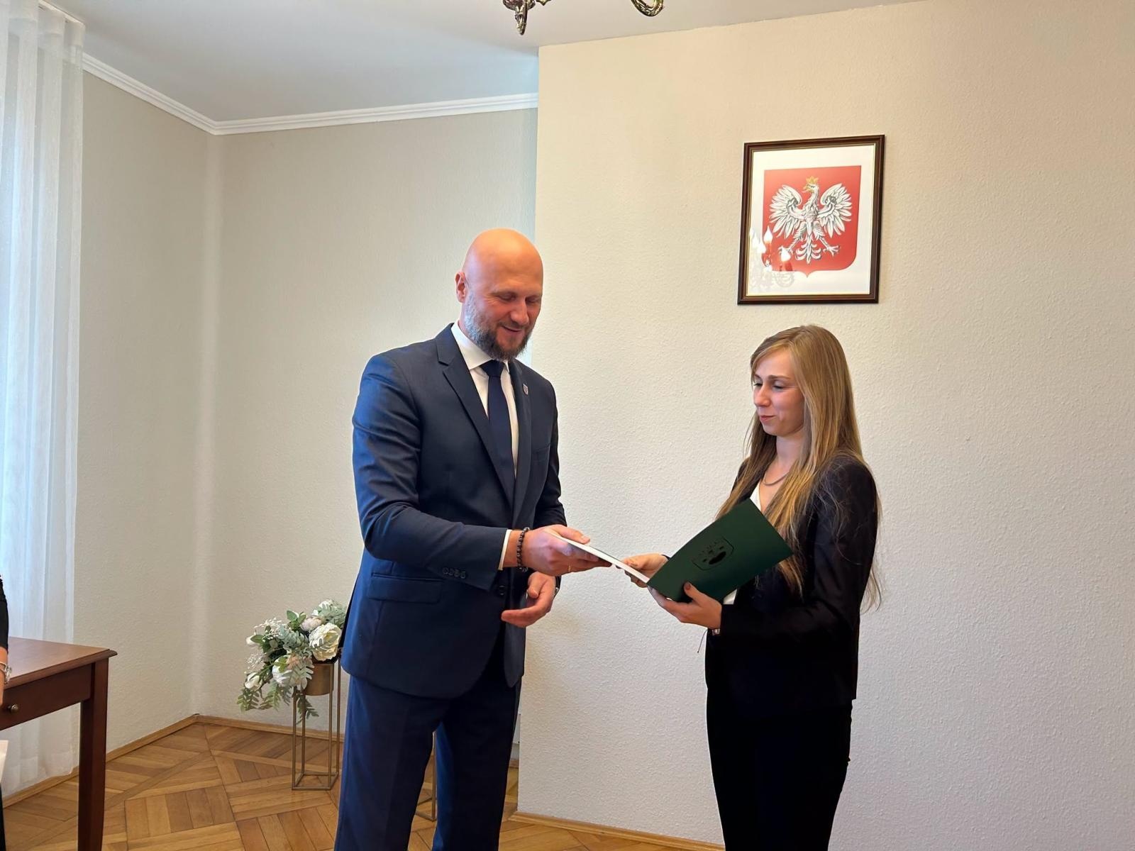 Zdjęcie w galerii na portalu naszwodzislaw.com: Radlin nagrodził nauczycieli. Dziesięć osób otrzymało Nagrody Burmistrza wiadomości z regionu