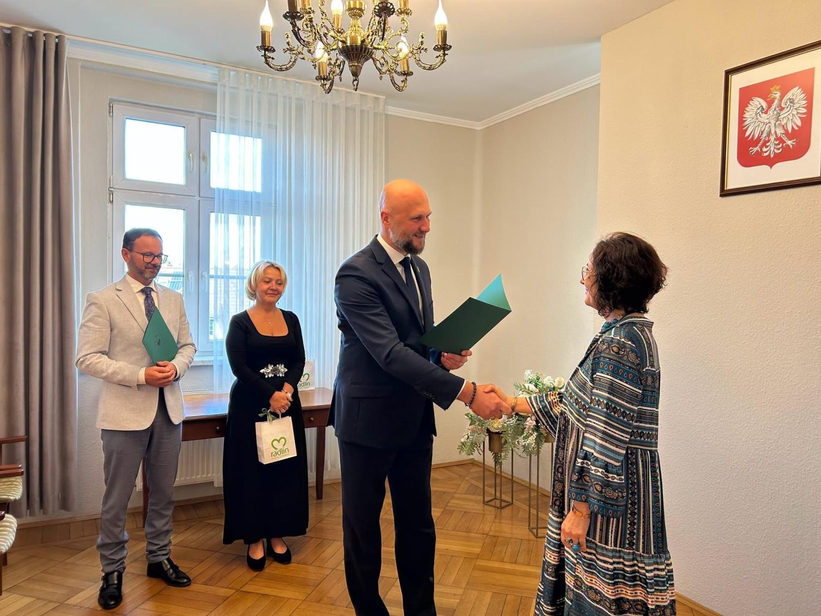 Zdjęcie w galerii na portalu naszwodzislaw.com: Radlin nagrodził nauczycieli. Dziesięć osób otrzymało Nagrody Burmistrza wiadomości z regionu