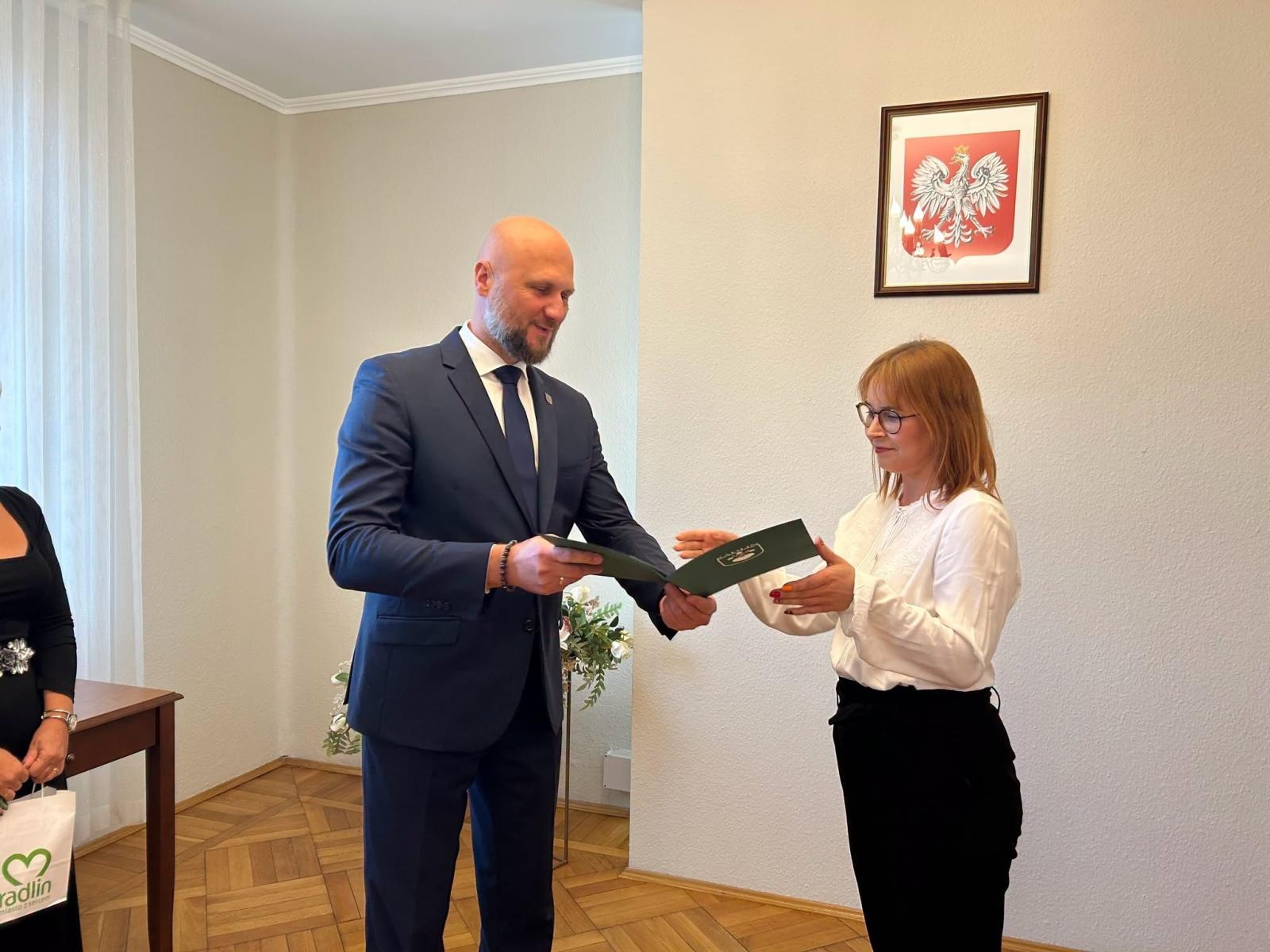 Zdjęcie w galerii na portalu naszwodzislaw.com: Radlin nagrodził nauczycieli. Dziesięć osób otrzymało Nagrody Burmistrza wiadomości z regionu