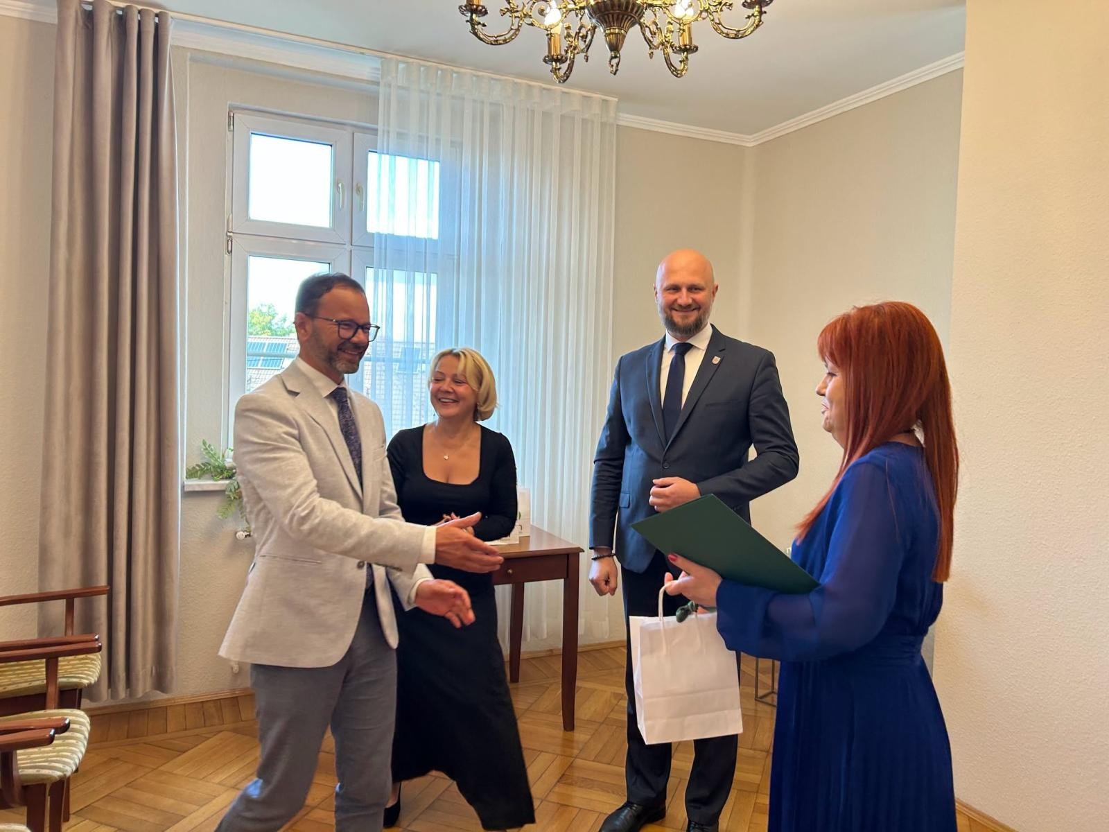 Zdjęcie w galerii na portalu naszwodzislaw.com: Radlin nagrodził nauczycieli. Dziesięć osób otrzymało Nagrody Burmistrza wiadomości z regionu